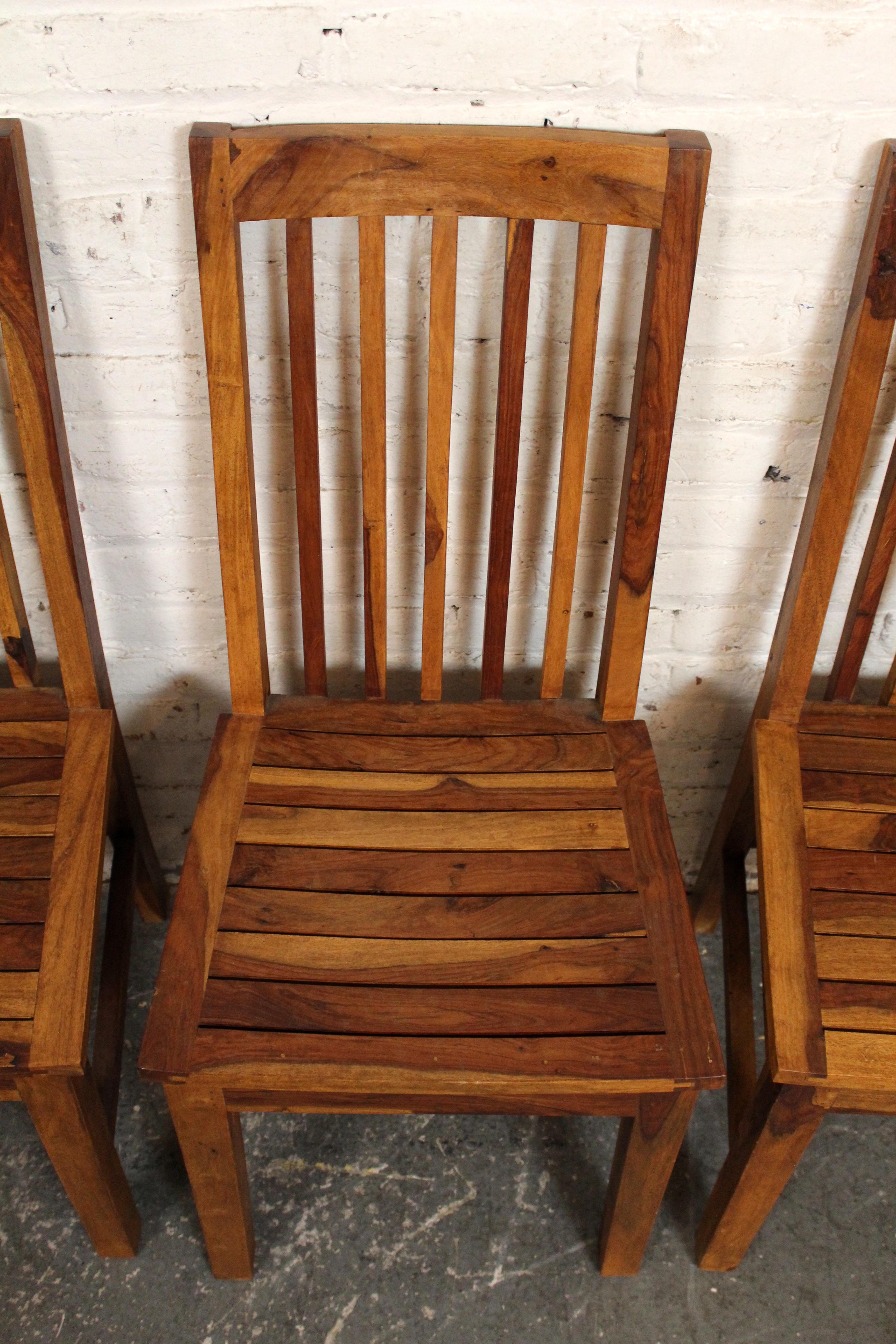 Juego de 4 Sillas de Comedor con Respaldo de Listones de Madera Maciza Estilo Mediados de Siglo Desconocido en venta