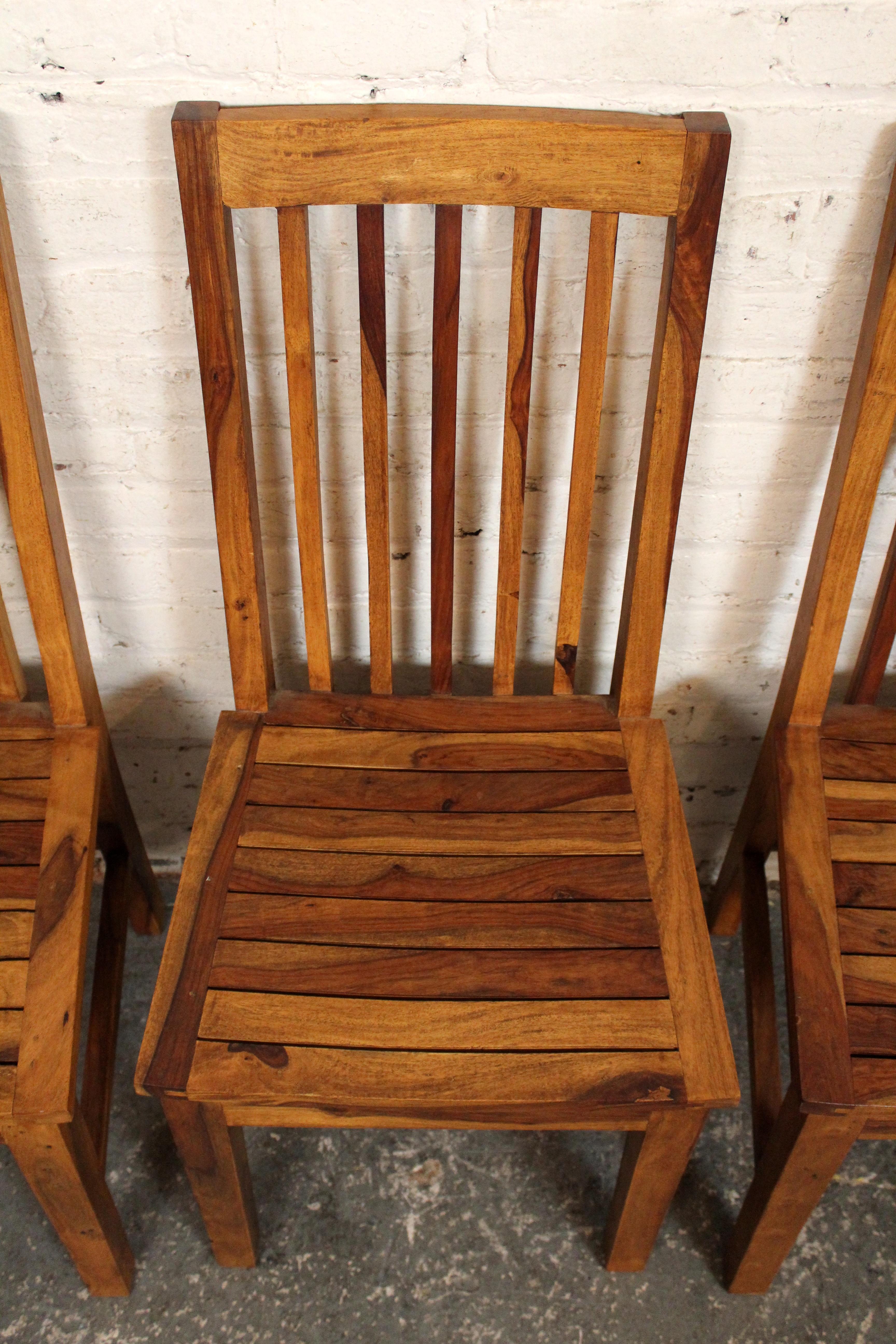 Juego de 4 Sillas de Comedor con Respaldo de Listones de Madera Maciza Estilo Mediados de Siglo en Bueno estado para la venta en Brooklyn, NY