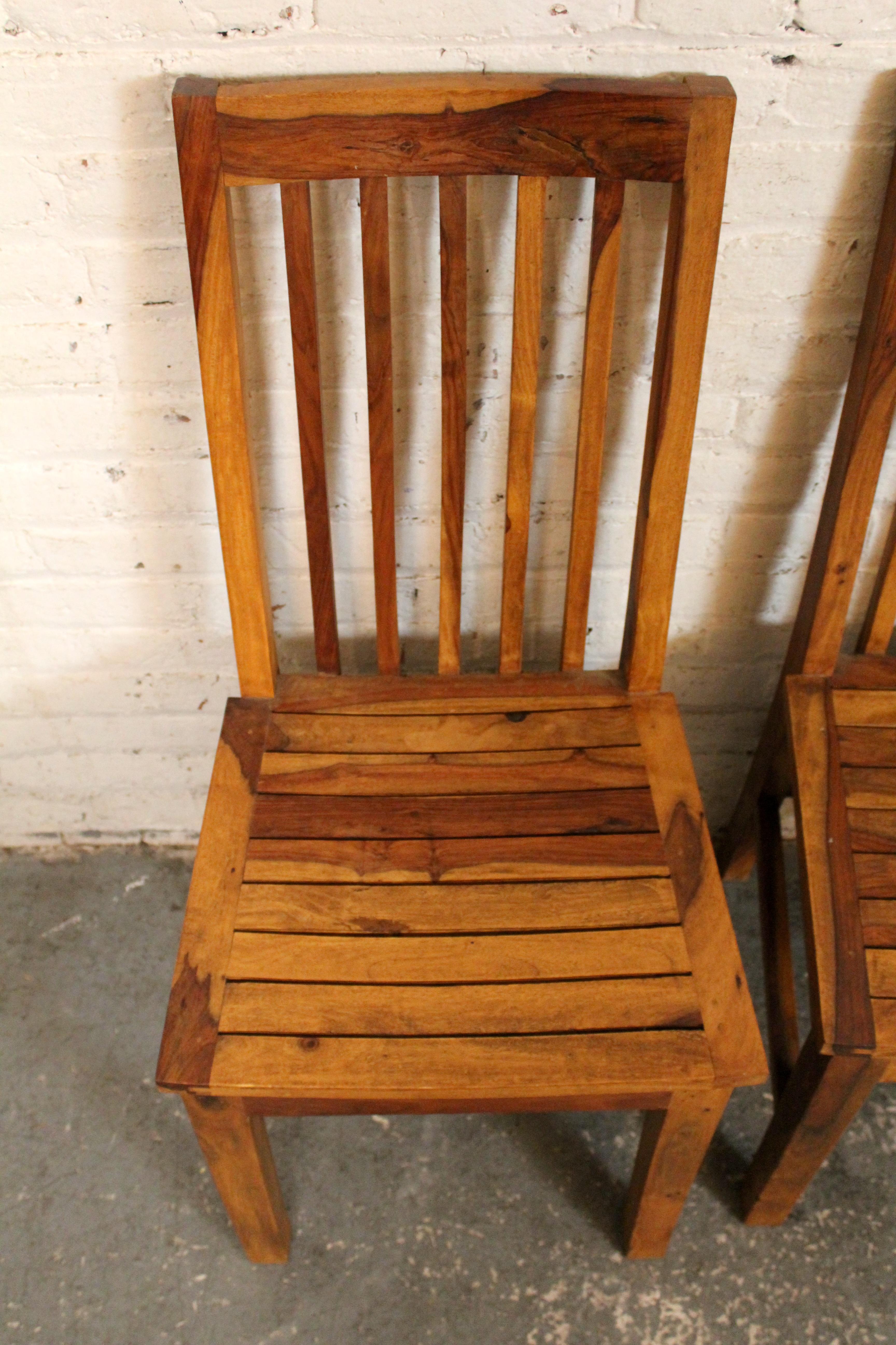 Juego de 4 Sillas de Comedor con Respaldo de Listones de Madera Maciza Estilo Mediados de Siglo siglo XX en venta