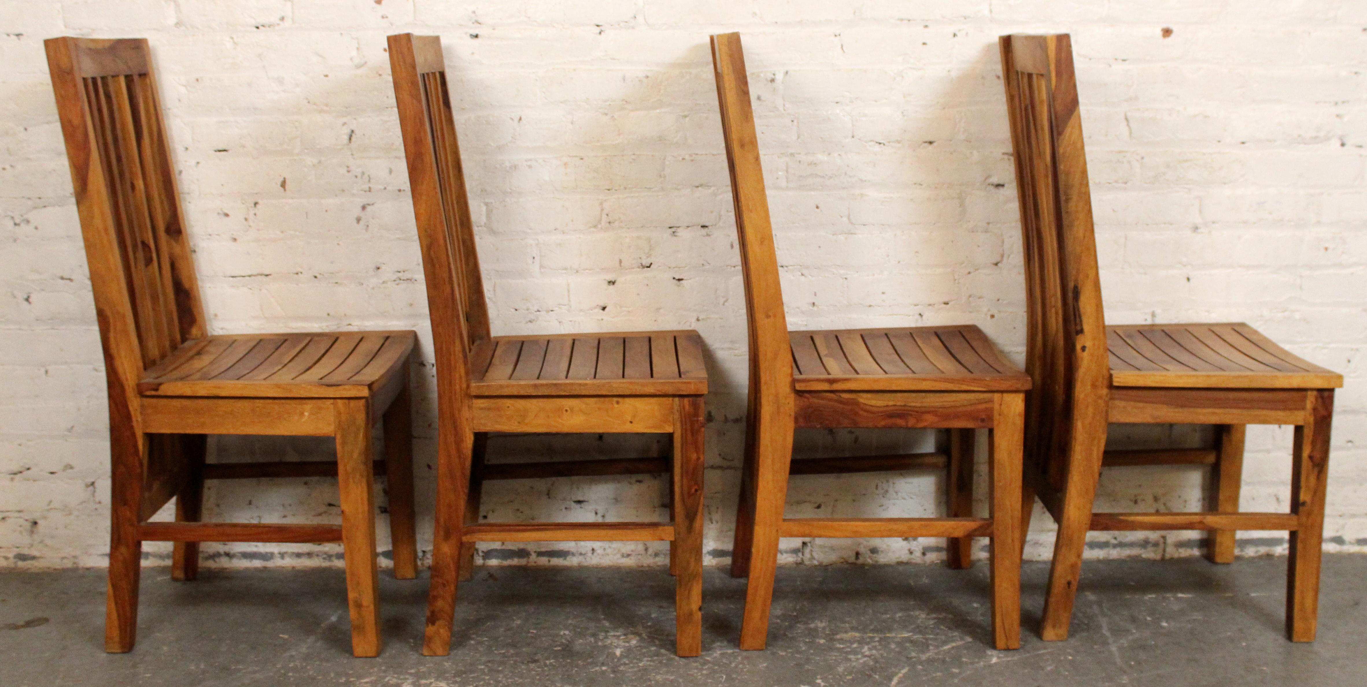 Juego de 4 Sillas de Comedor con Respaldo de Listones de Madera Maciza Estilo Mediados de Siglo en venta 1