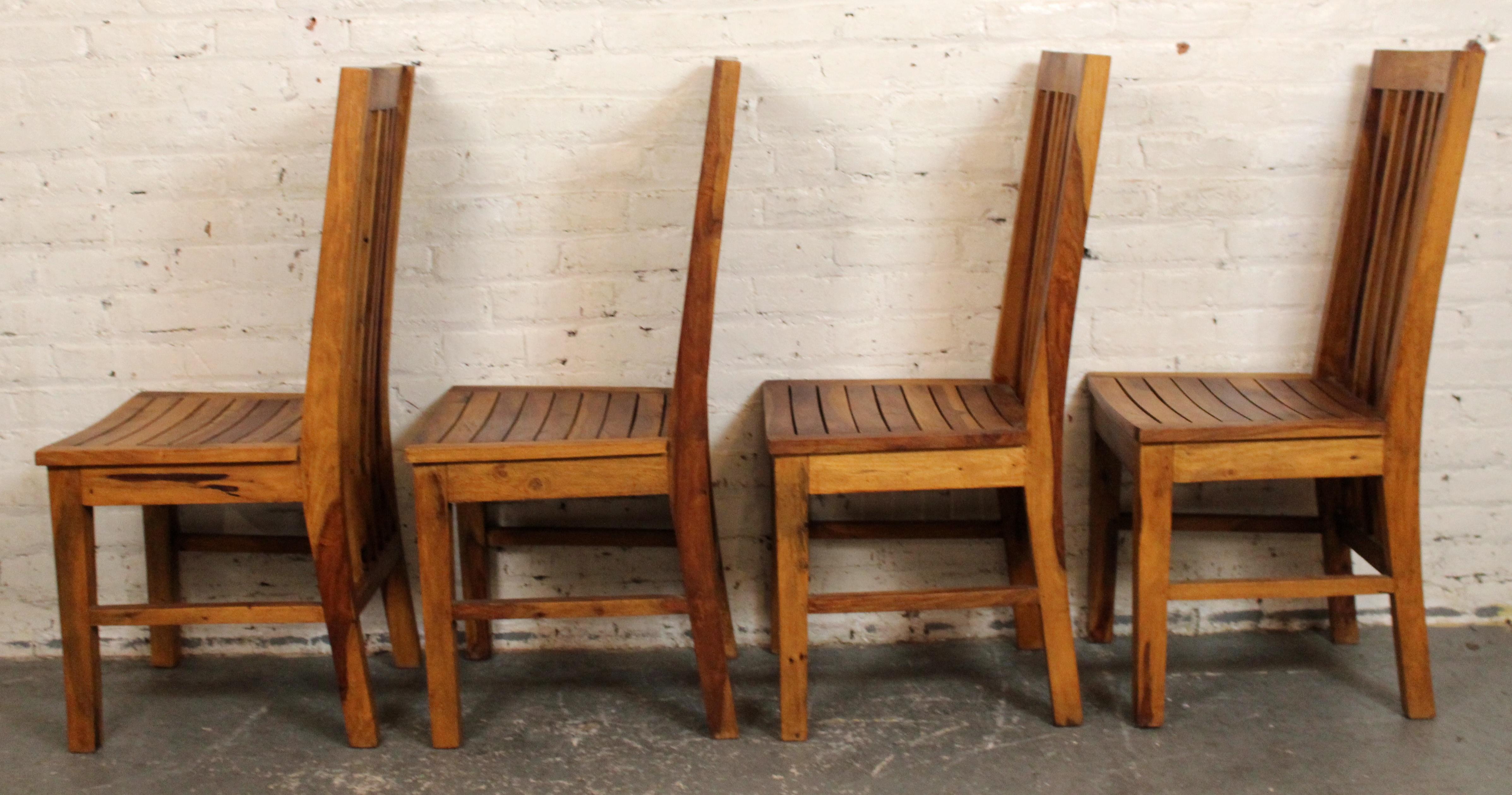 Juego de 4 Sillas de Comedor con Respaldo de Listones de Madera Maciza Estilo Mediados de Siglo en venta 3