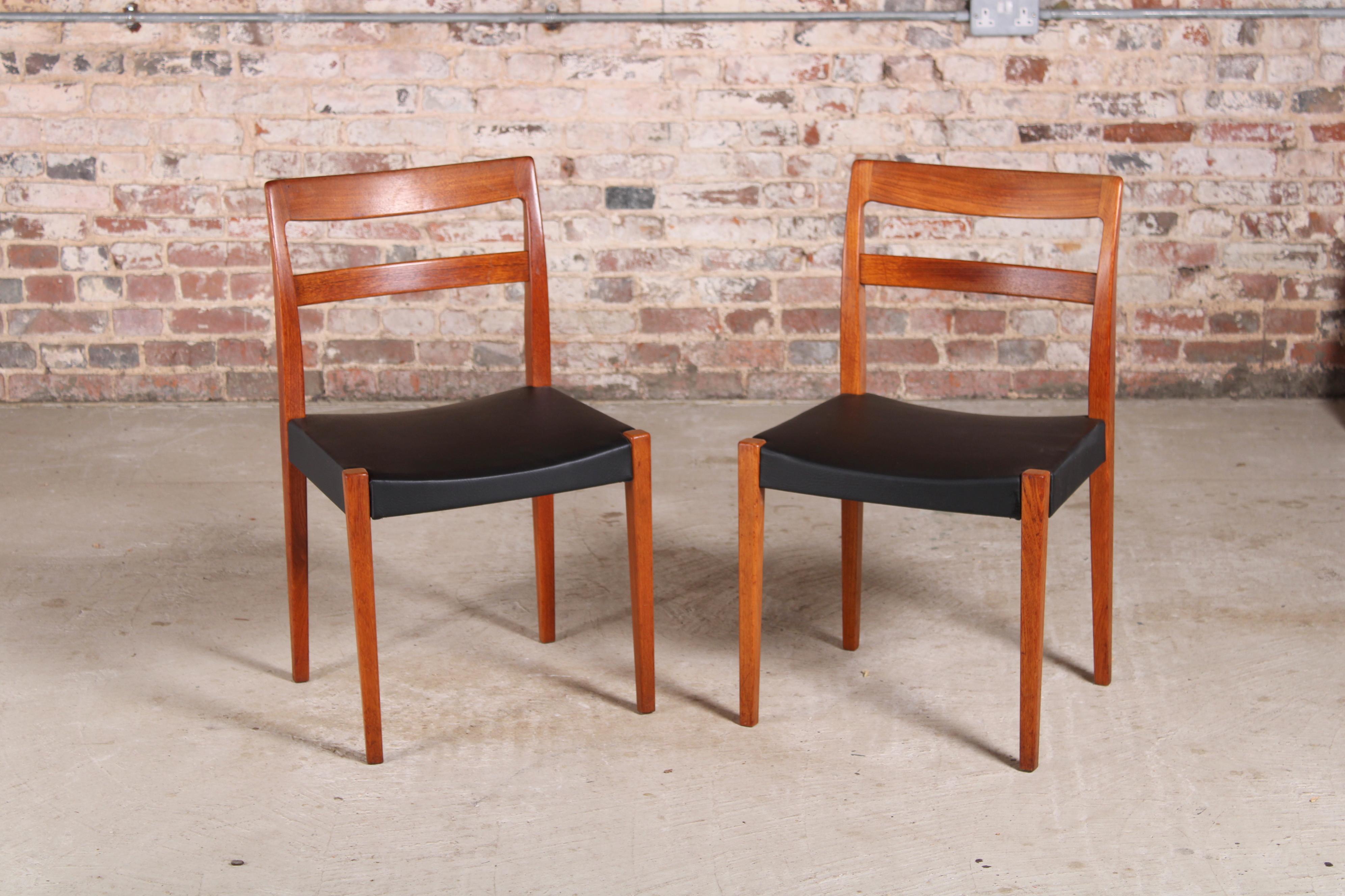 Ensemble de 4 chaises de salle à manger en teck du milieu du siècle par Nils Jonson pour Troeds, Suède, vers les années 1960. Sièges en vinyle noir. 

Dimensions : 44 L x 49 P x 79 H cm
Hauteur du siège : 45 cm.