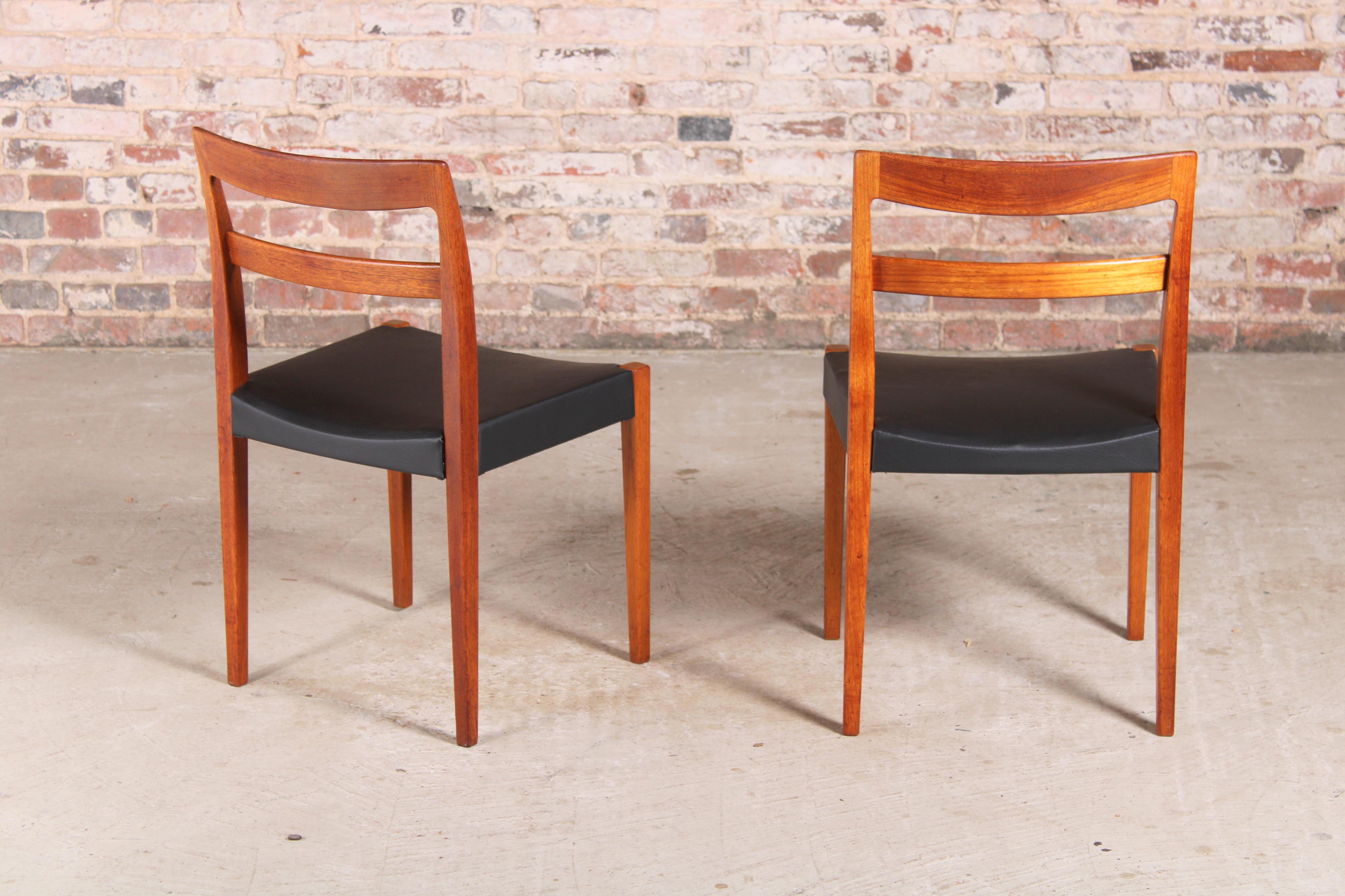 Teck Ensemble de 4 chaises de salle à manger suédoises en teck du milieu du siècle dernier en vente