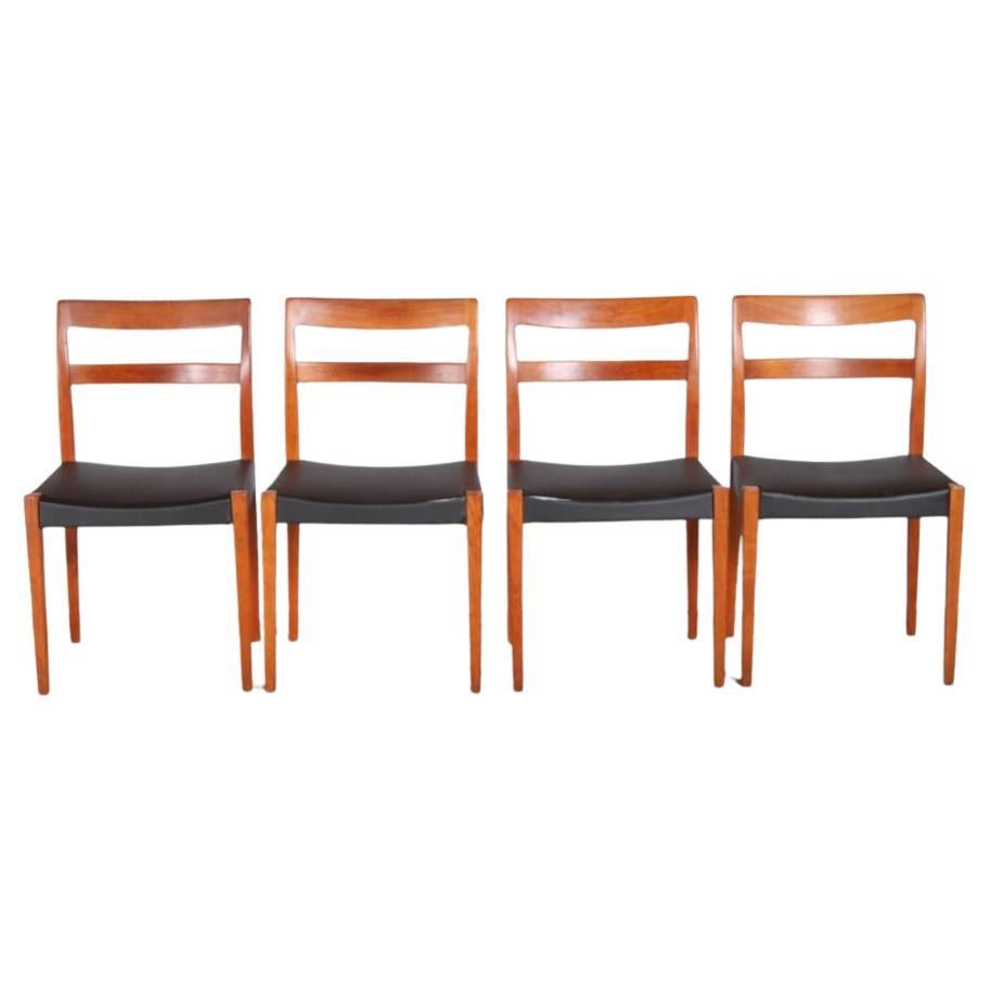 Ensemble de 4 chaises de salle à manger suédoises en teck du milieu du siècle dernier en vente