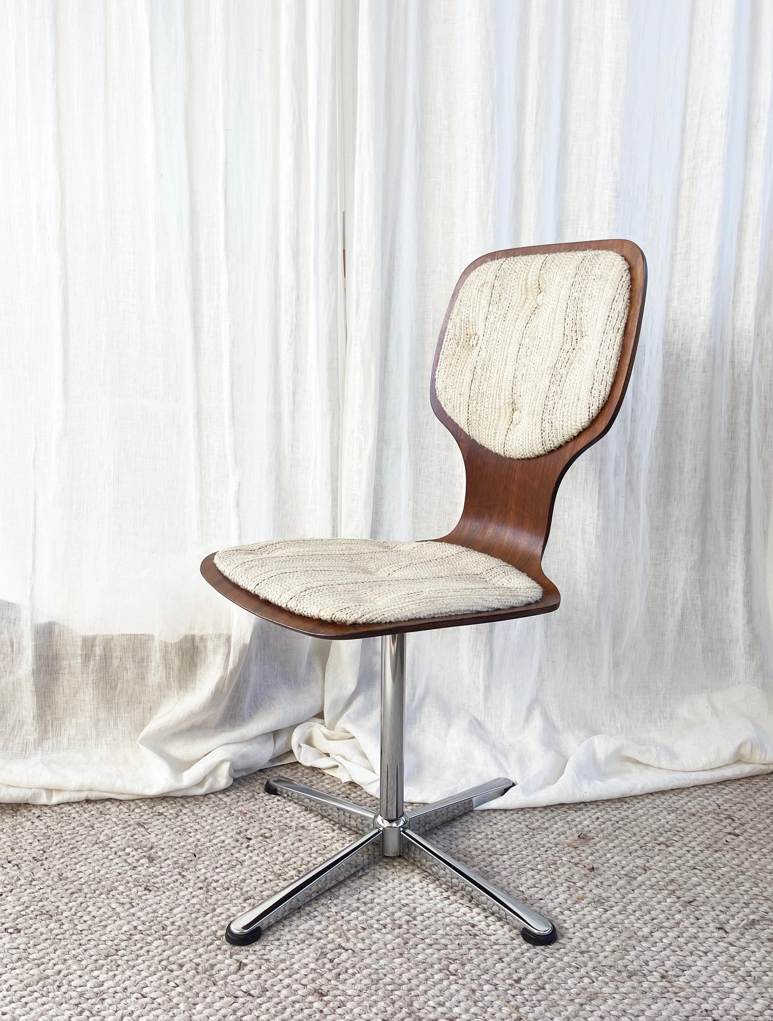 Fantastisches Set aus vier gebogenen Mahagoni-Esszimmerstühlen mit flippiger, weicher Polsterung in Beige.
Hergestellt von ''Tacke Sitzmöbel'', Westdeutschland um 1965-1969 ca..

Schöne dunkle Holzmaserung, drehbar, Chrom, ganz die Mitte des