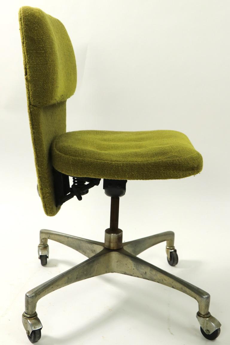 Set of 4 Mid Century Swivel Office Chairs by Marble Imperial In Fair Condition In New York, NY