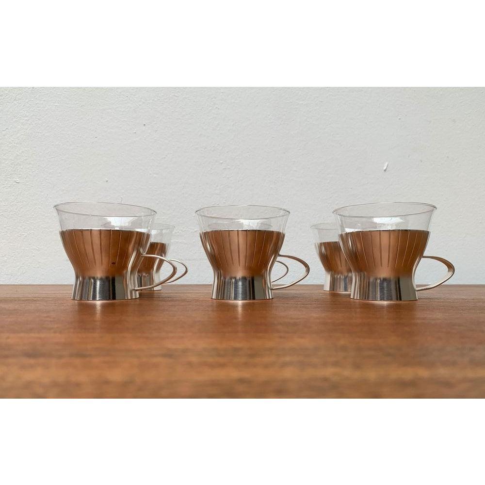 Bicchieri da tè tedeschi di metà secolo di WMF, anni '60, set di 4, in ottime condizioni. Progettato tra il 1960 e il 1969 Questo pezzo ha un marchio di attribuzione.

Informazioni aggiuntive:
Materiali: Vetro, metallo
Stili: Medioevo Moderno
Paese