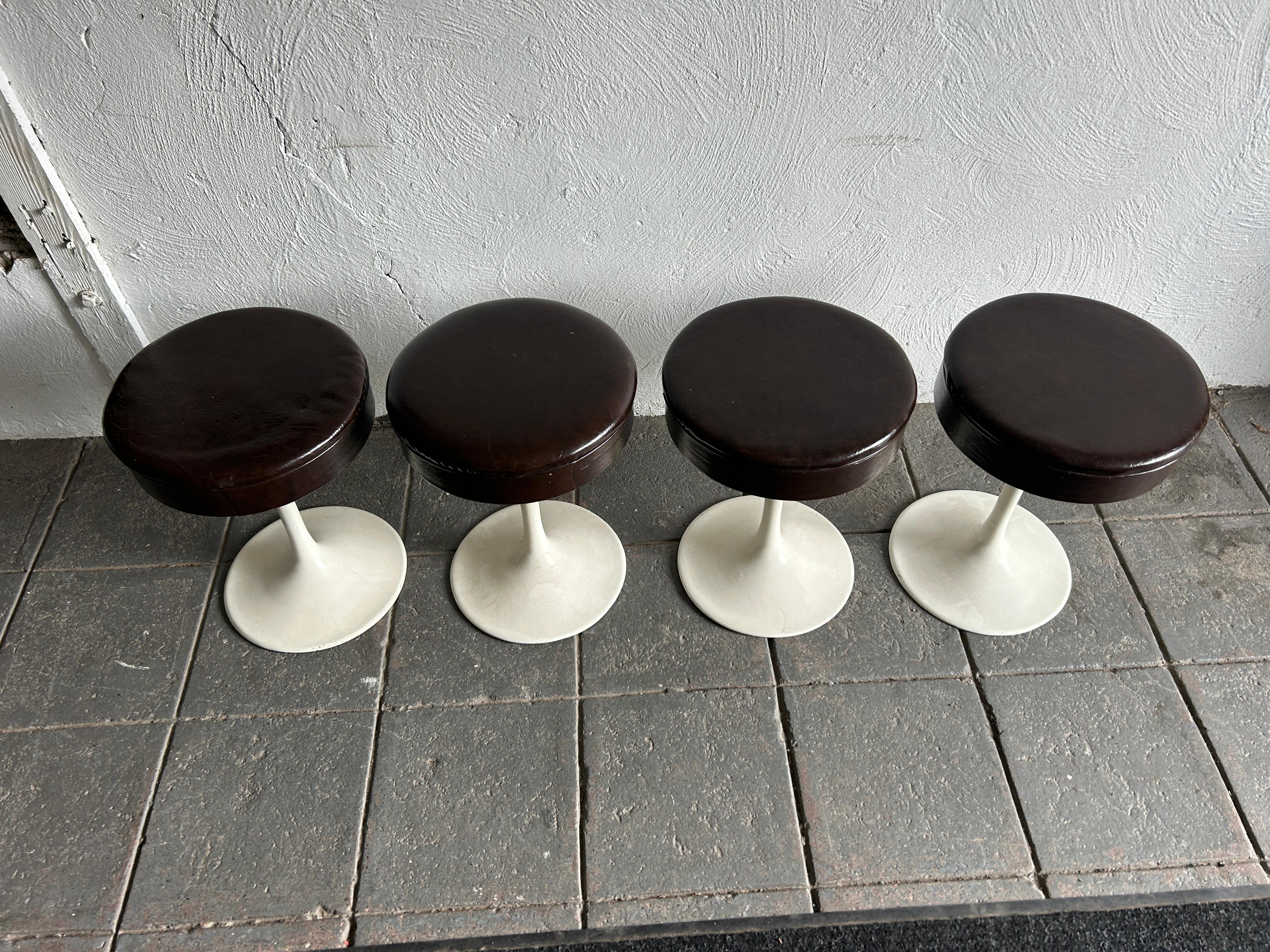 Mid-Century Modern Set of 4 mid century tulip swivel stools style of Knoll For Sale