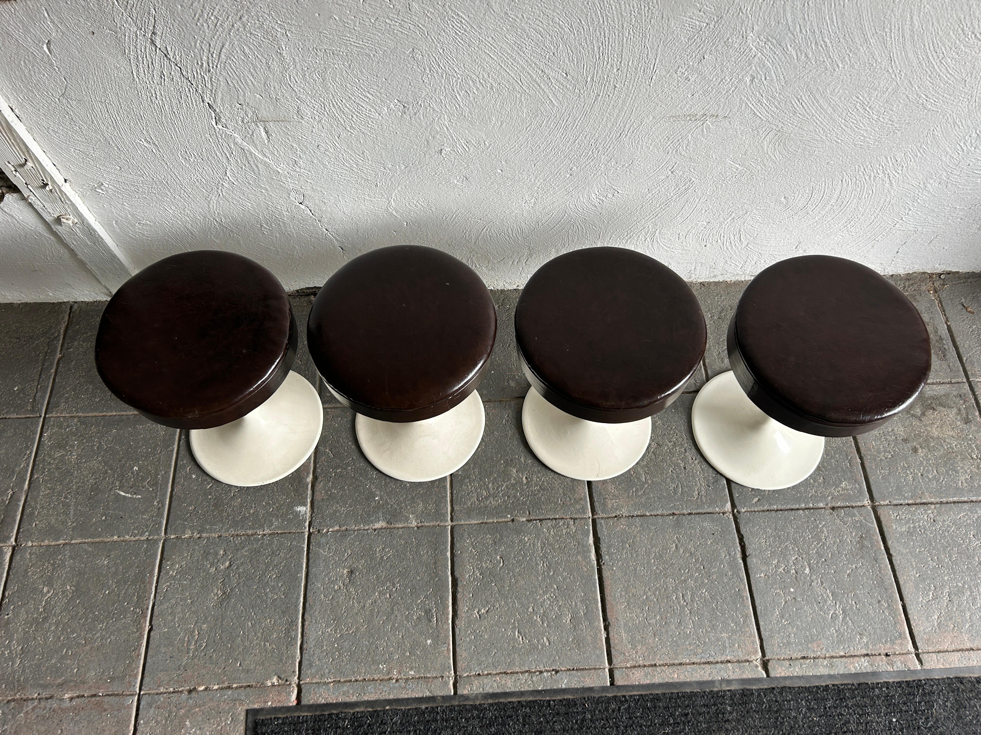 Set of 4 mid century tulip swivel stools style of Knoll In Good Condition For Sale In BROOKLYN, NY