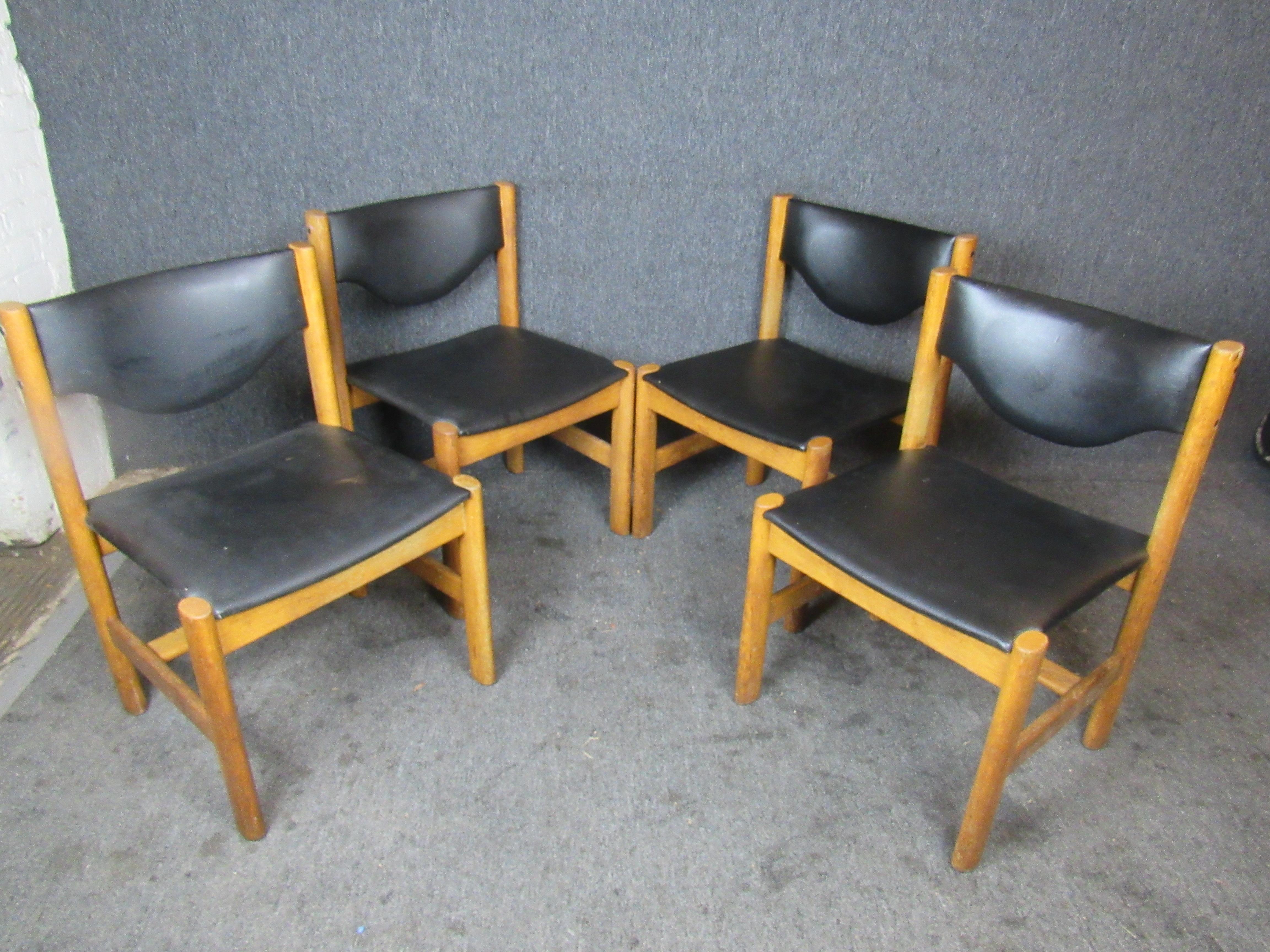 Mid-Century Modern Ensemble de 4 chaises de salle à manger en chêne massif du milieu du siècle dernier en vente