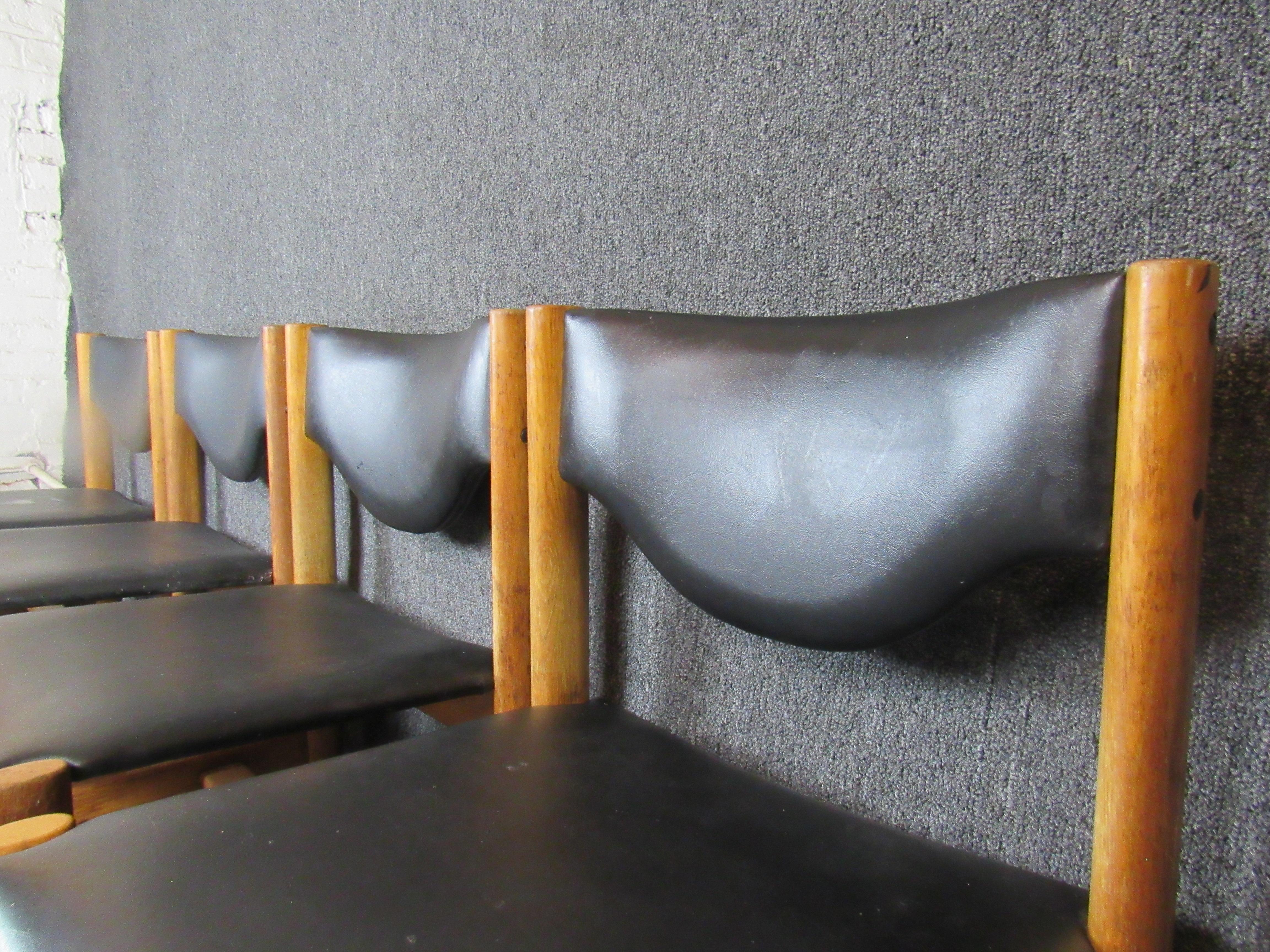 Imitation cuir Ensemble de 4 chaises de salle à manger en chêne massif du milieu du siècle dernier en vente