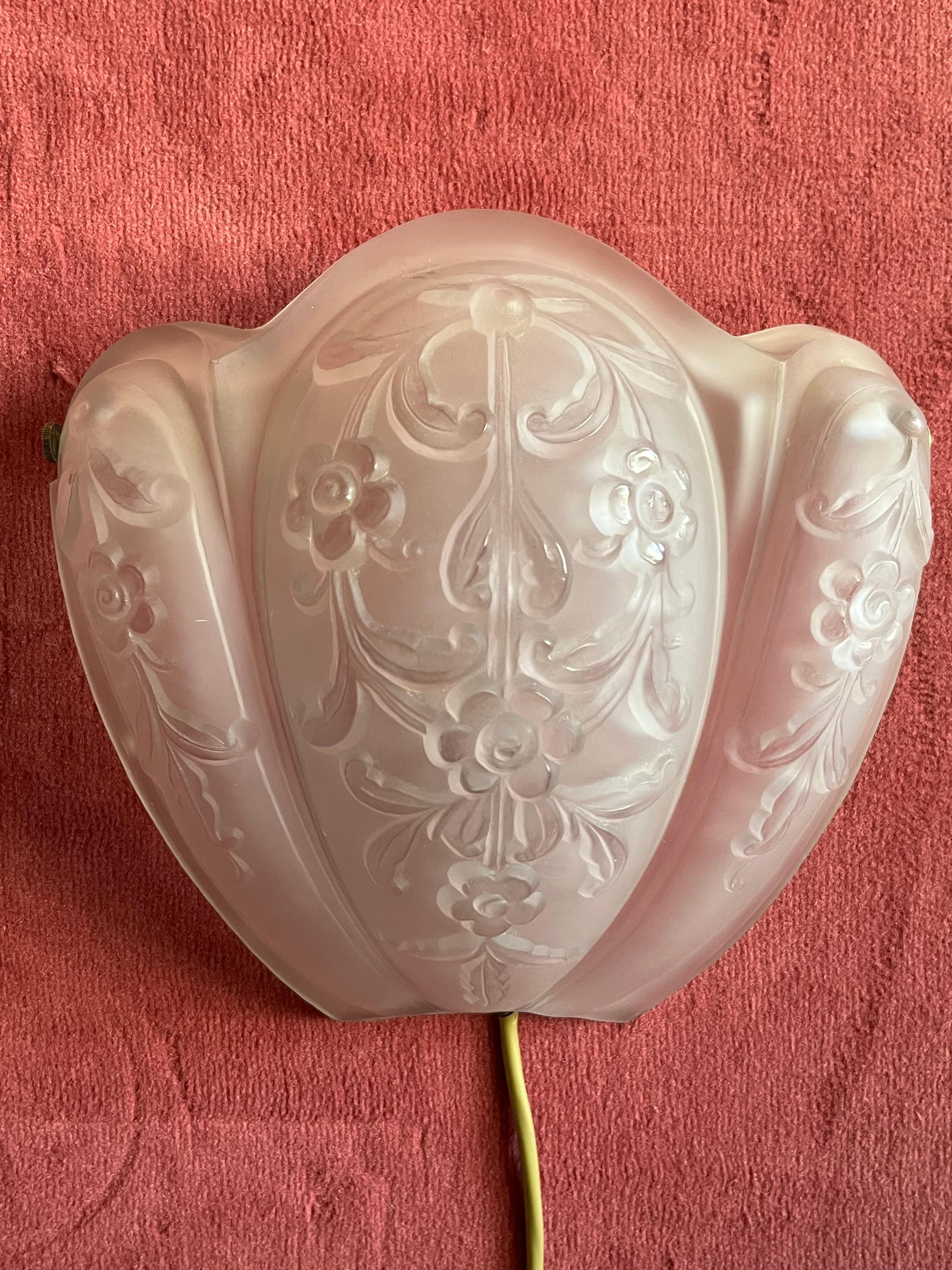 Set di 4 lampade da parete/consolle di metà secolo in  Vetro opalino e ottone anni '40 in vendita 4