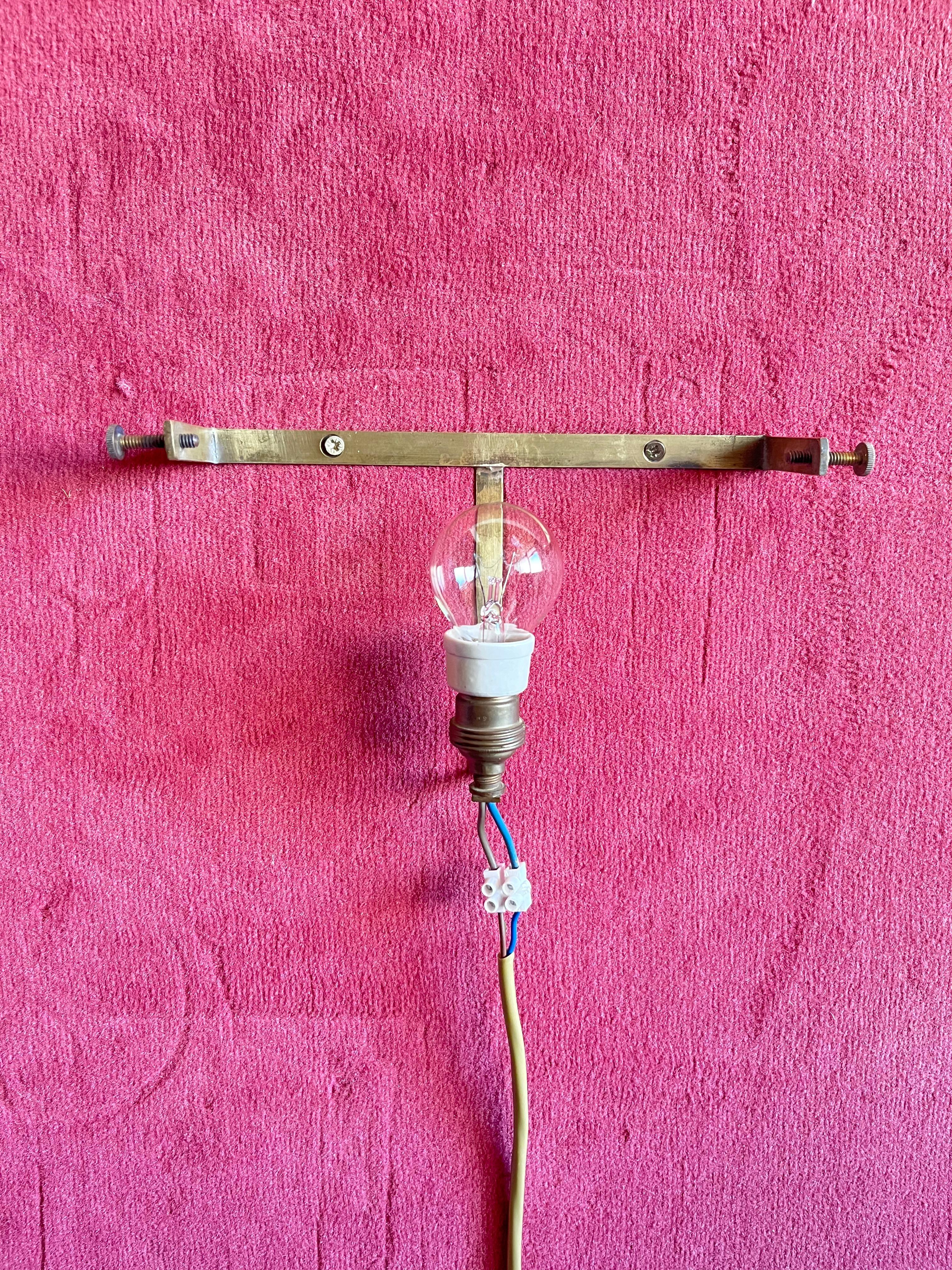 Set di 4 lampade da parete/consolle di metà secolo in  Vetro opalino e ottone anni '40 in vendita 5