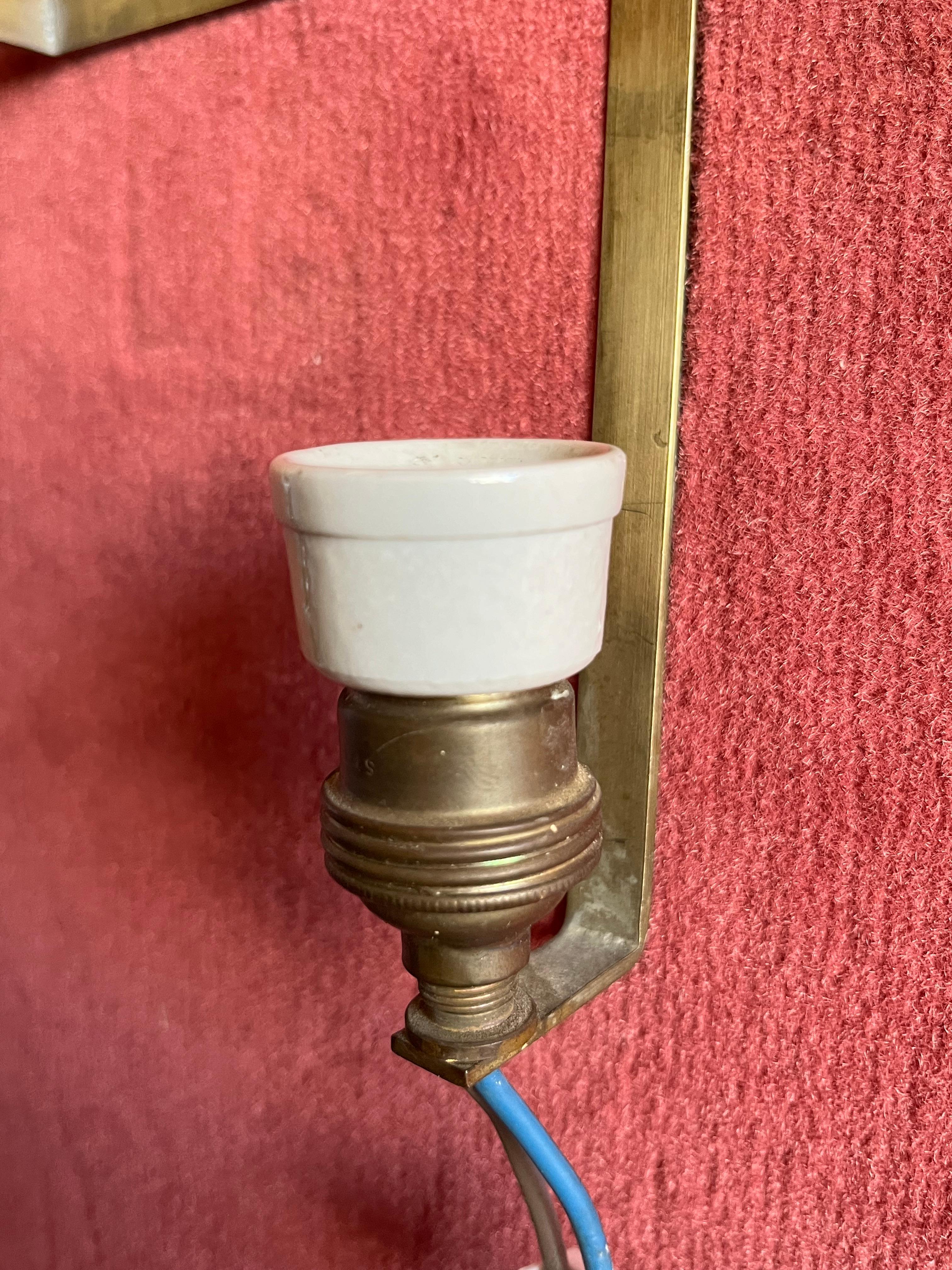 Set di 4 lampade da parete/consolle di metà secolo in  Vetro opalino e ottone anni '40 in vendita 6