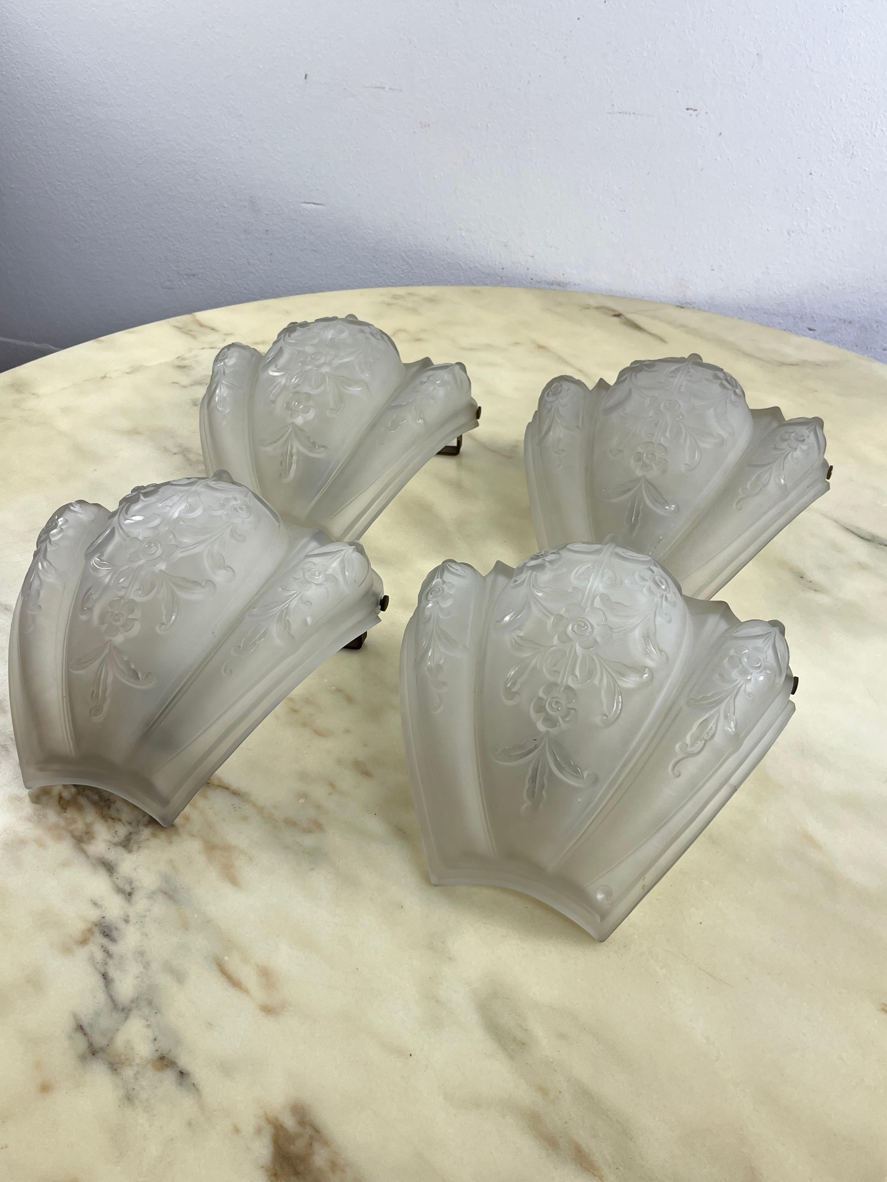 Set di 4 lampade da parete del Mid-Century in  Vetro opalino e ottone anni '40.
Trovato in un appartamento nobiliare. Intatto e in ottime condizioni. Struttura in ottone, lampade E14.

Garantiamo un imballaggio adeguato e spediamo tramite DHL,