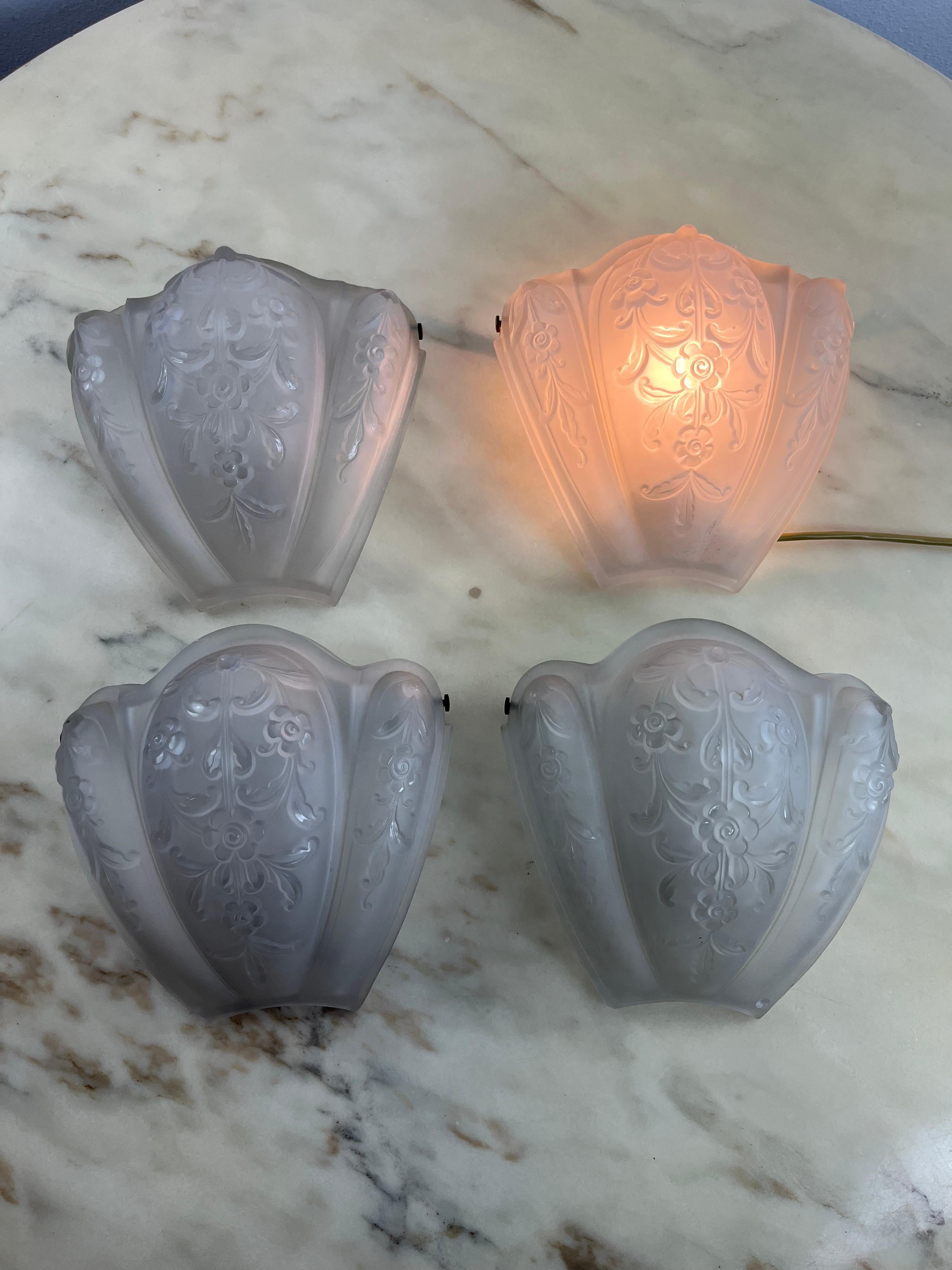 Ottone Set di 4 lampade da parete/consolle di metà secolo in  Vetro opalino e ottone anni '40 in vendita