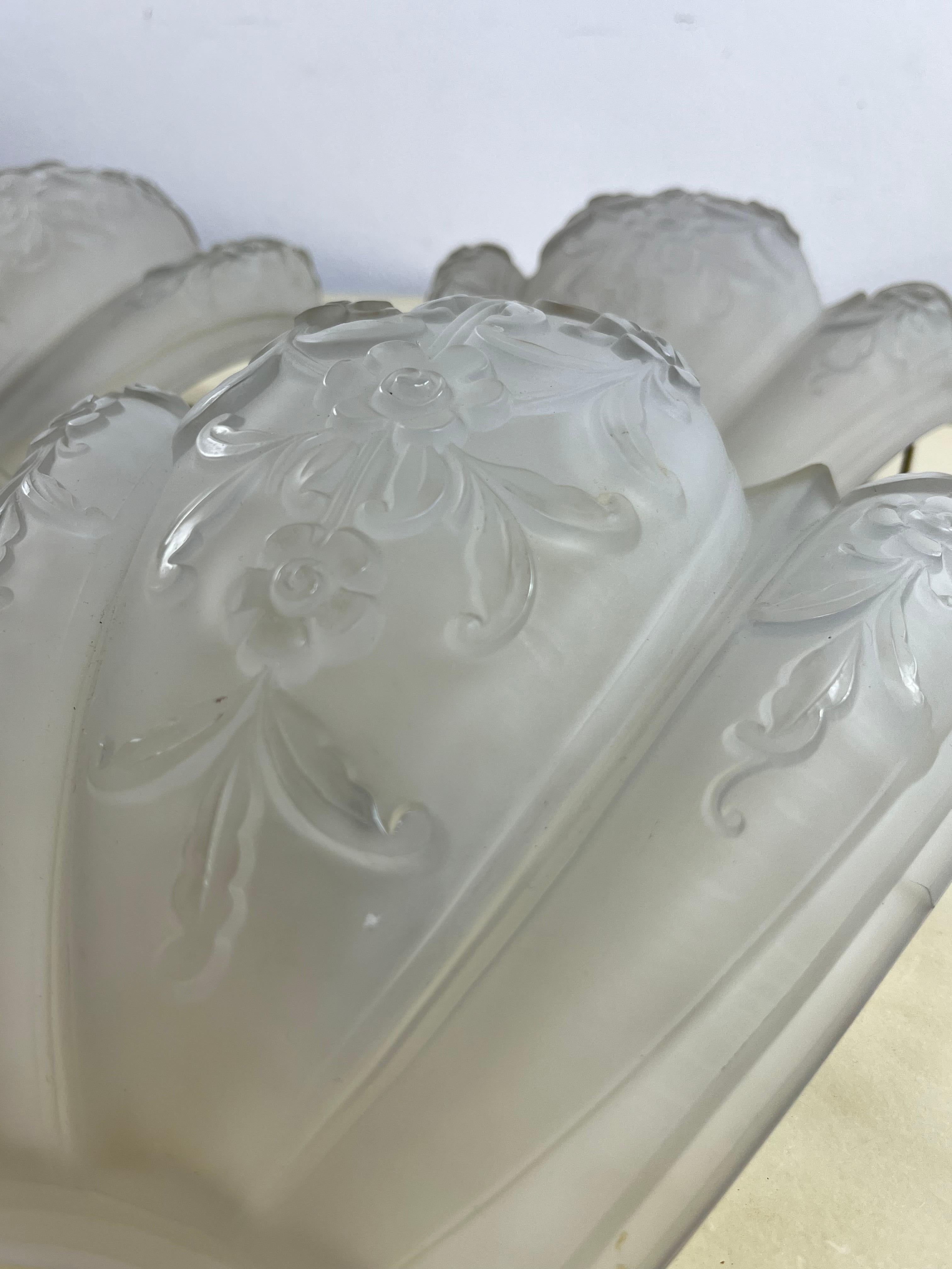 Set di 4 lampade da parete/consolle di metà secolo in  Vetro opalino e ottone anni '40 in vendita 3