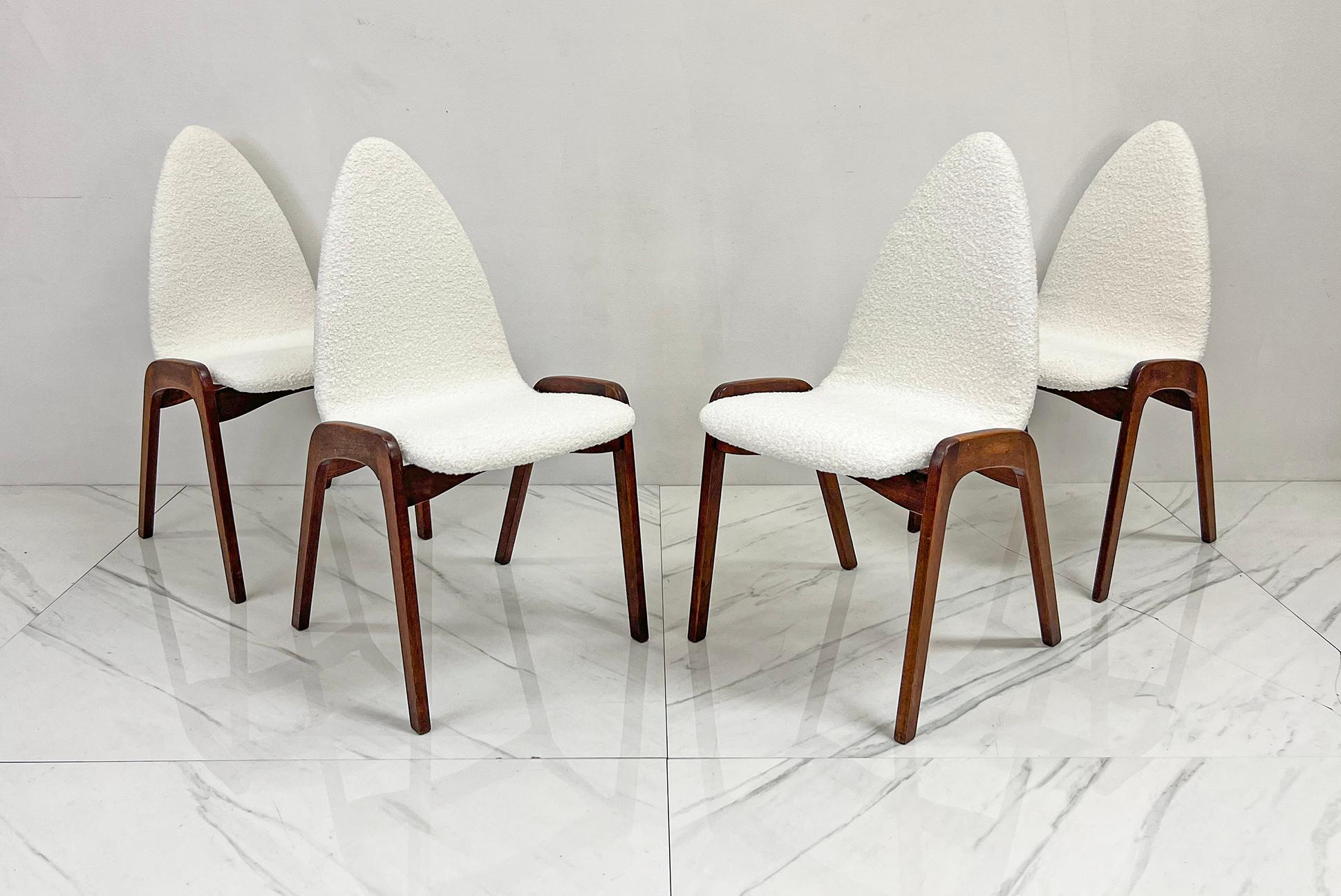 Disponible dès maintenant, cet ensemble de quatre chaises de salle à manger exquises conçues par l'énigmatique Chet Beardsley pour California Living Designs/One, ces merveilles du milieu du siècle renvoient aux sensibilités élégantes des années