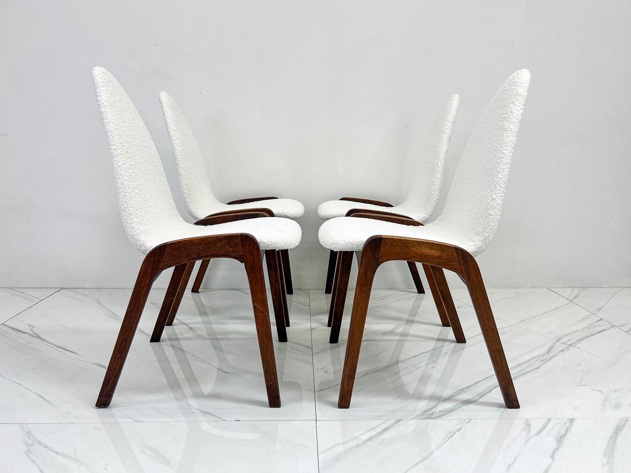 Mid-Century Modern Ensemble de 4 chaises de salle à manger en noyer du milieu du siècle par Chet Beardsley en blanc bouclé en vente