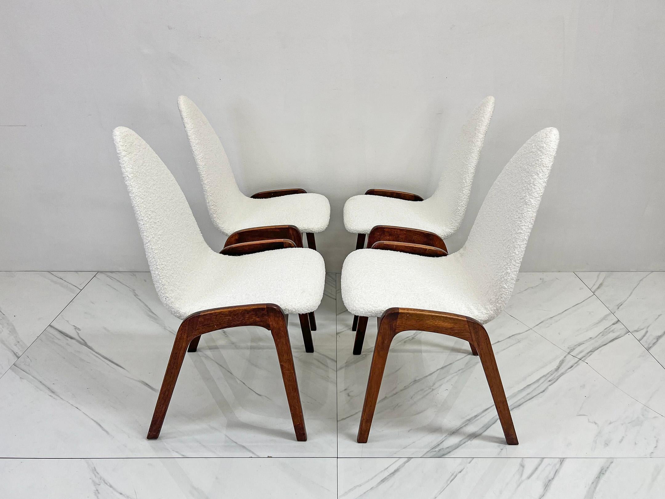 Set of 4 Mid Century Walnut Dining Chairs By Chet Beardsley in White Boucle In Good Condition For Sale In Culver City, CA