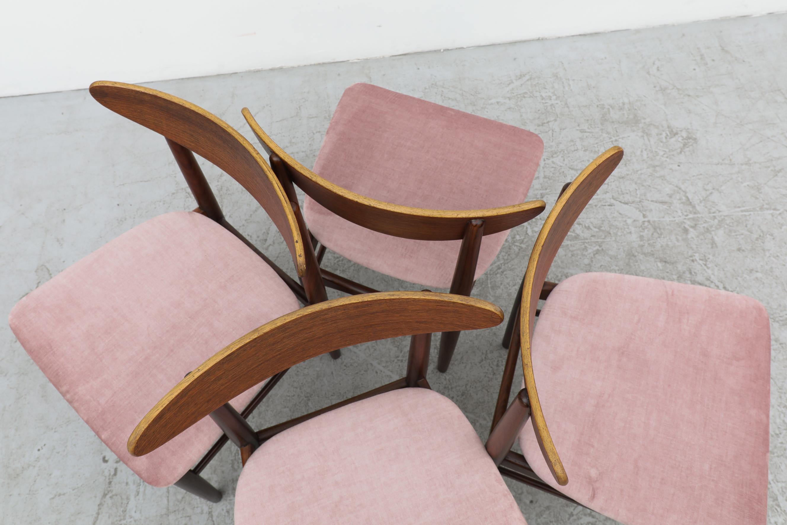 Ensemble de 4 chaises de salle à manger en teck de style Wegner du milieu du siècle avec sièges en velours rose en vente 3