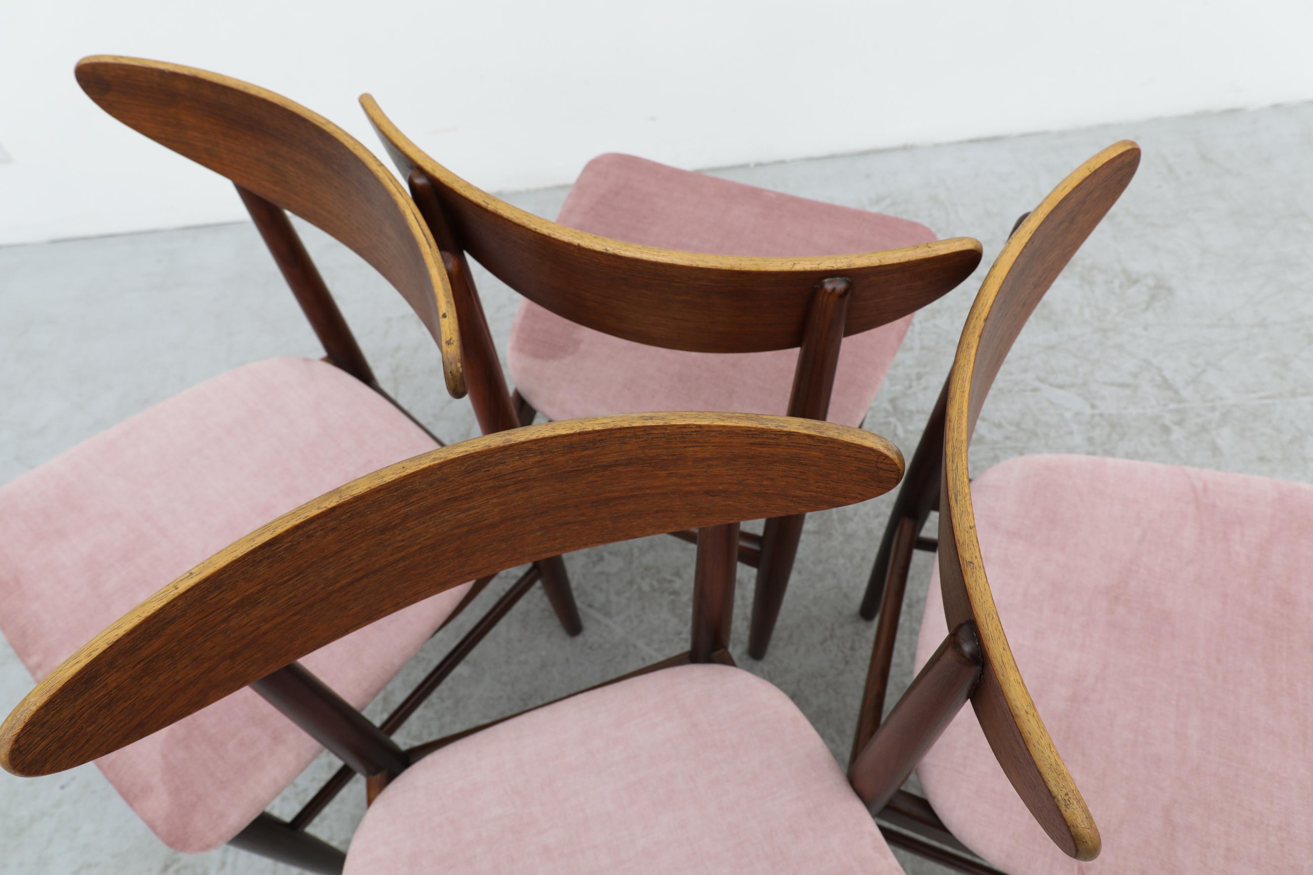 Set di quattro sedie da pranzo in teak in stile Wegner di metà secolo con sedute in velluto rosa in vendita 4