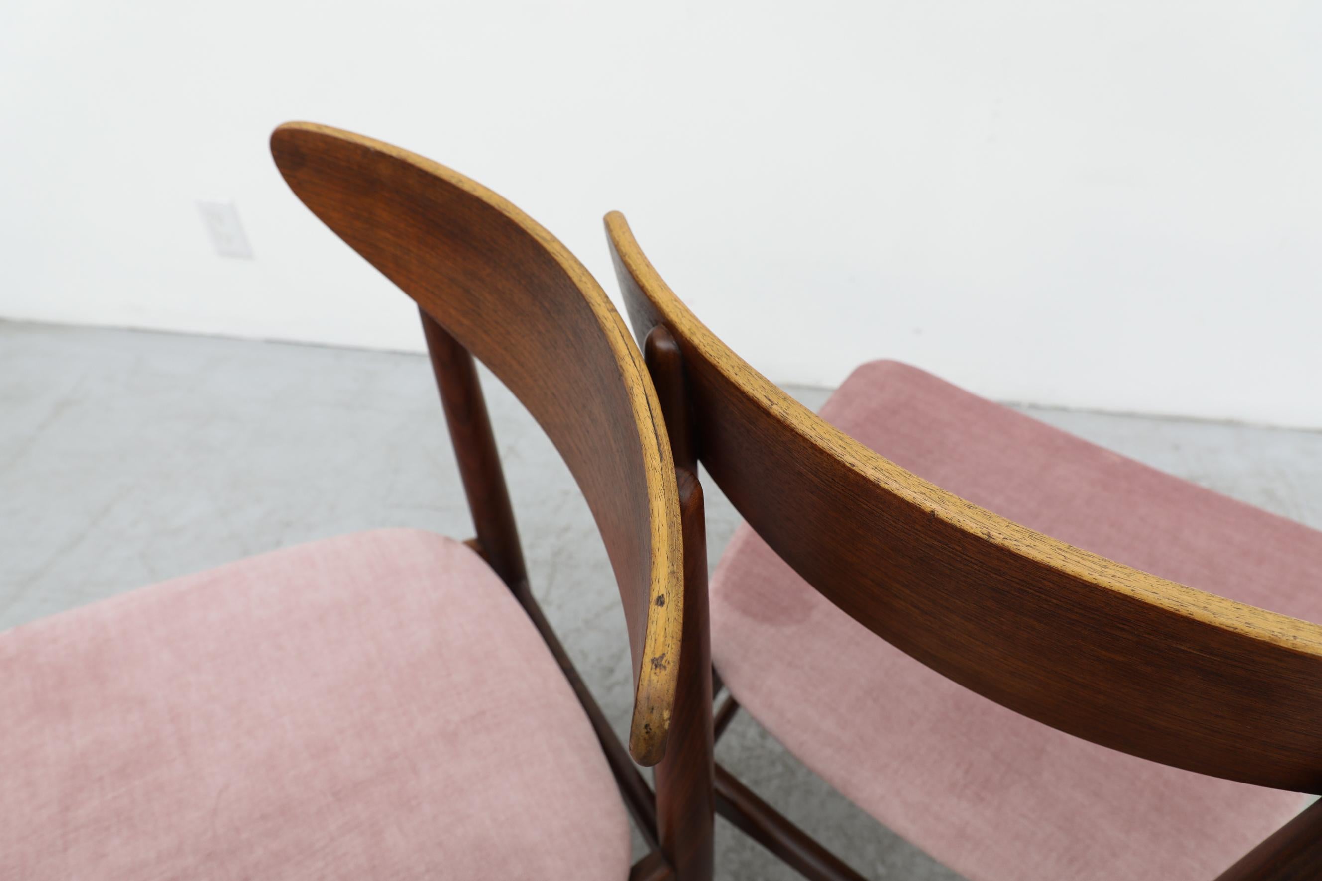 Ensemble de 4 chaises de salle à manger en teck de style Wegner du milieu du siècle avec sièges en velours rose en vente 5