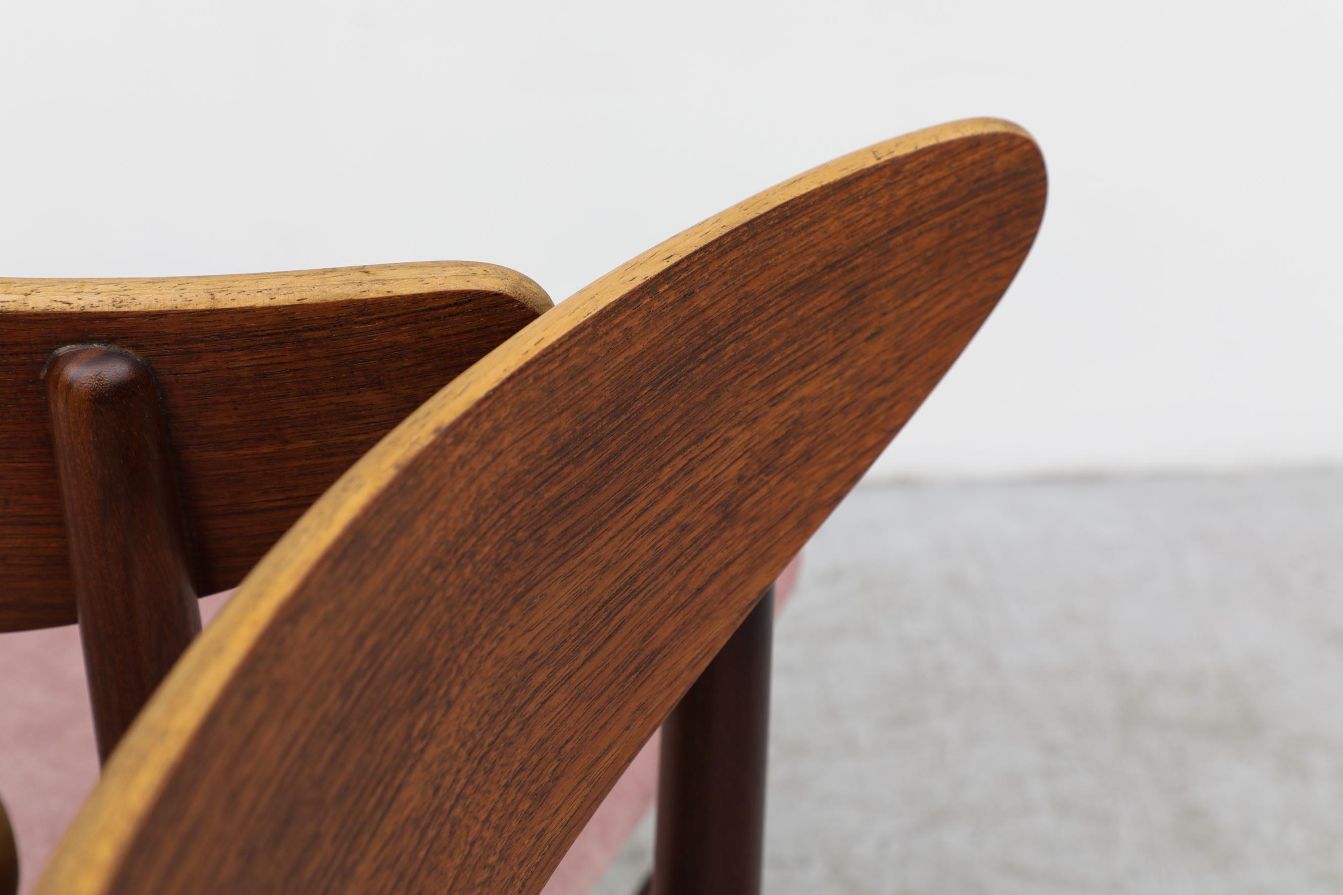 Set di quattro sedie da pranzo in teak in stile Wegner di metà secolo con sedute in velluto rosa in vendita 7