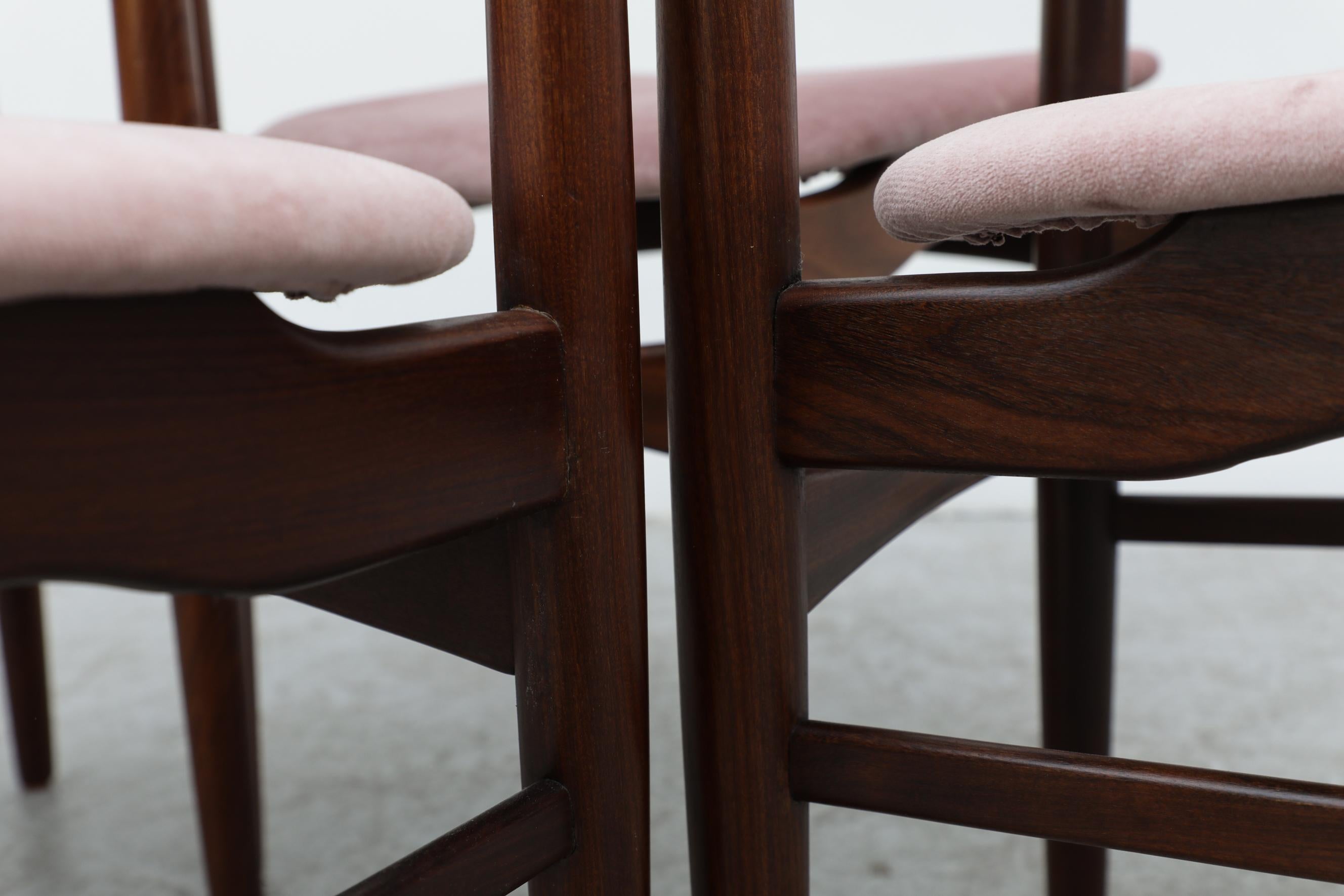 Ensemble de 4 chaises de salle à manger en teck de style Wegner du milieu du siècle avec sièges en velours rose en vente 11