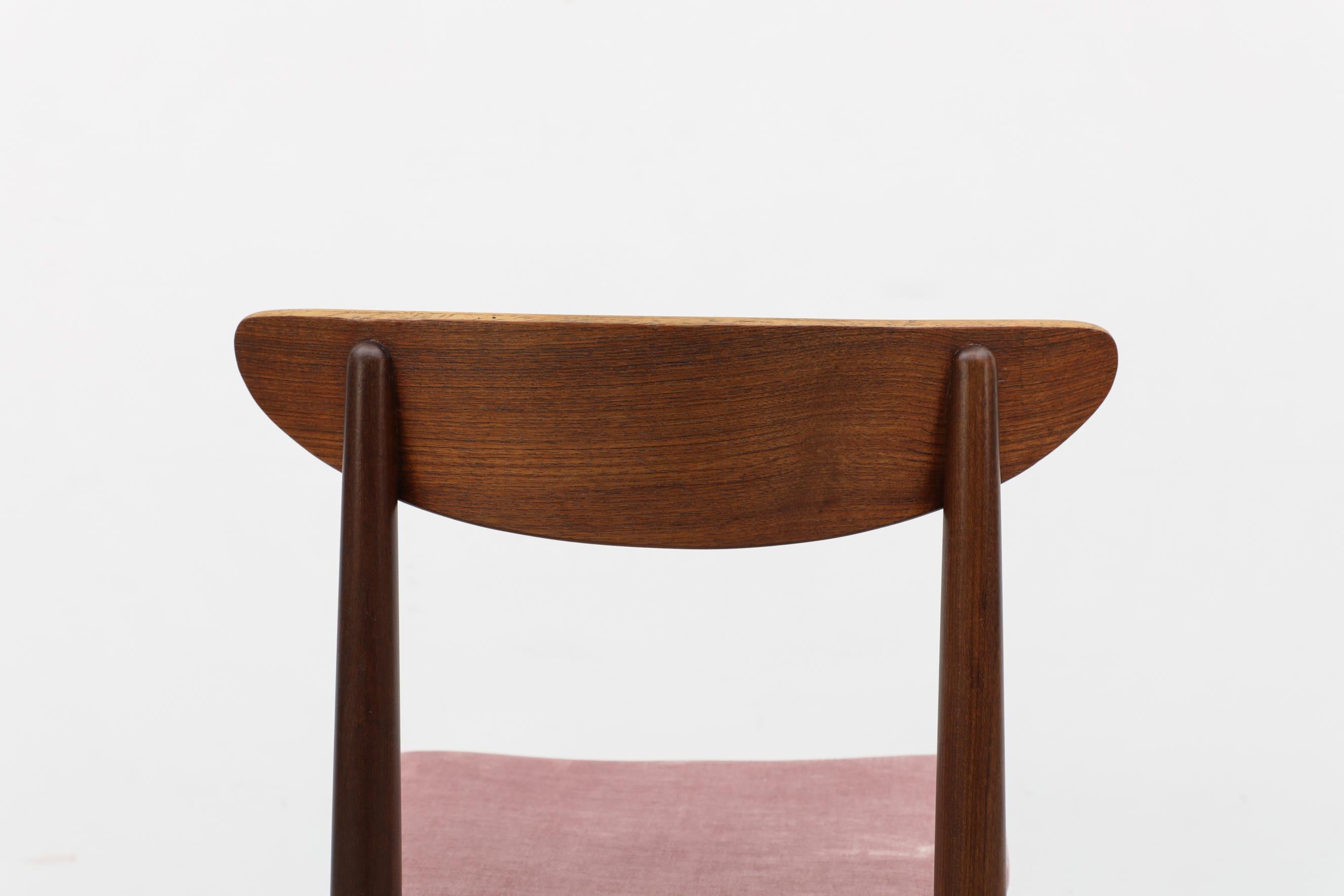 Ensemble de 4 chaises de salle à manger en teck de style Wegner du milieu du siècle avec sièges en velours rose en vente 12