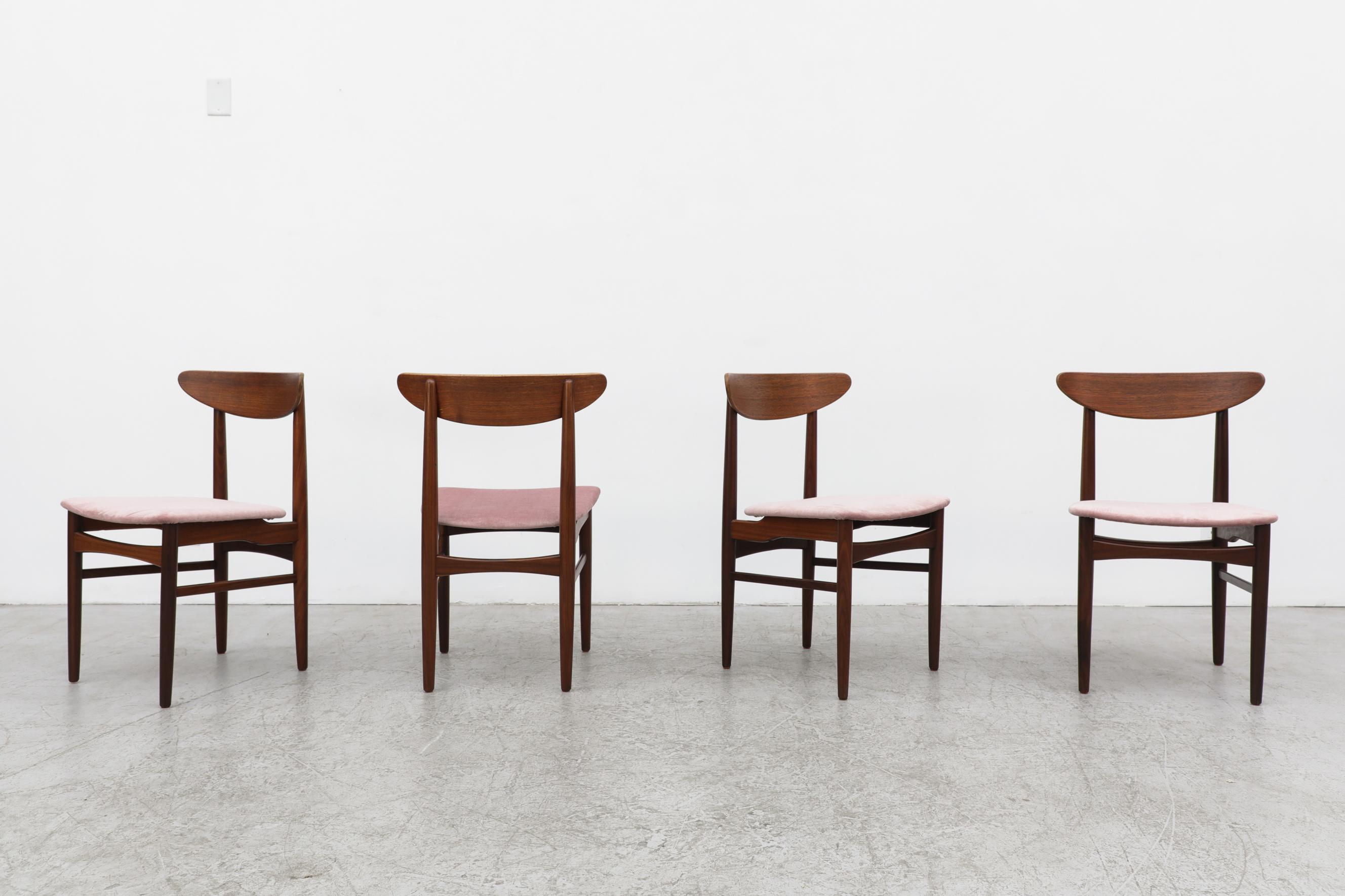 Ensemble de 4 chaises de salle à manger en teck danois de style Wegner avec des sièges tapissés de velours rose et des dossiers en teck en forme d'amande. La sellerie a été rénovée par l'ancien propriétaire. En état d'origine, avec quelques légères