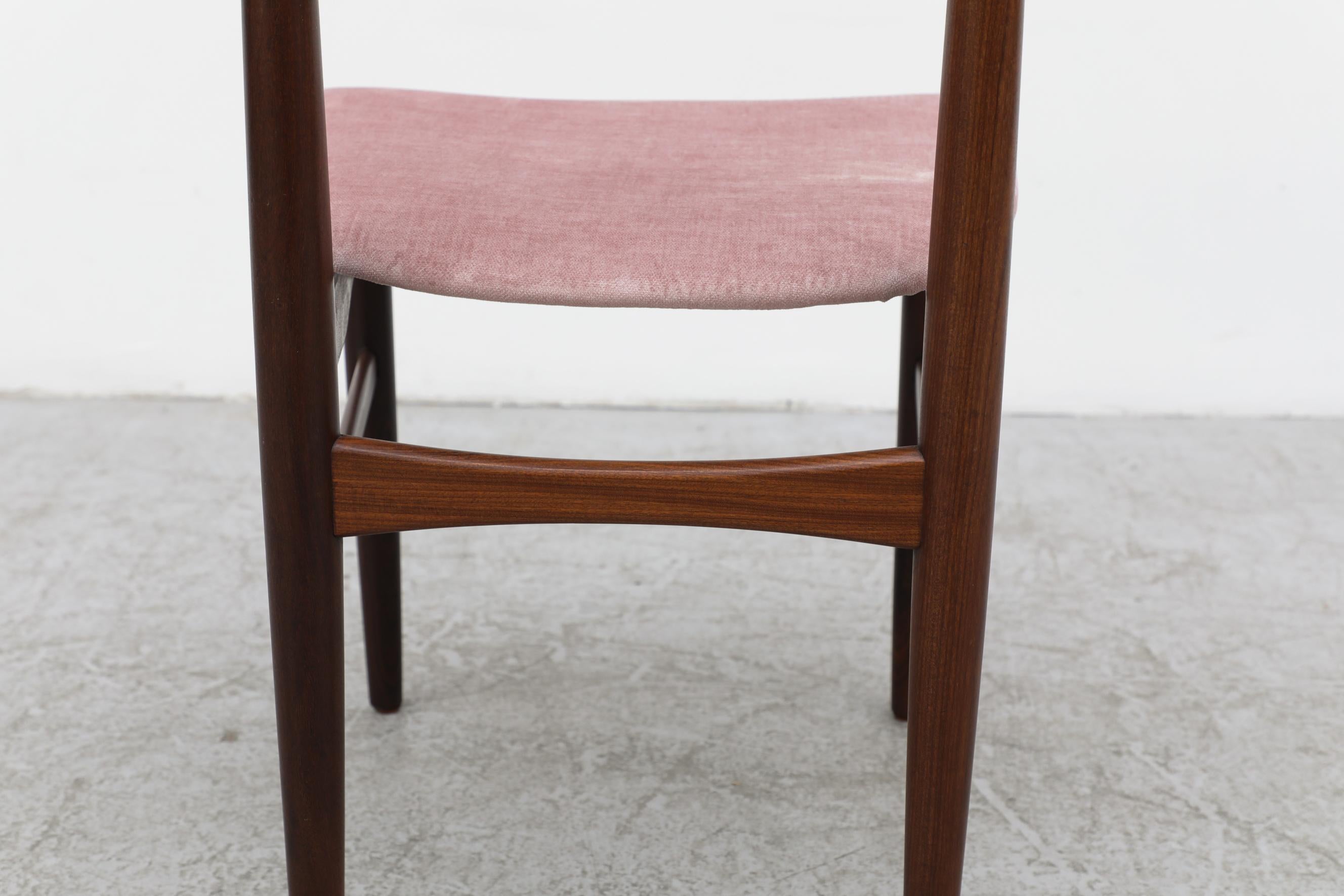 Ensemble de 4 chaises de salle à manger en teck de style Wegner du milieu du siècle avec sièges en velours rose en vente 13