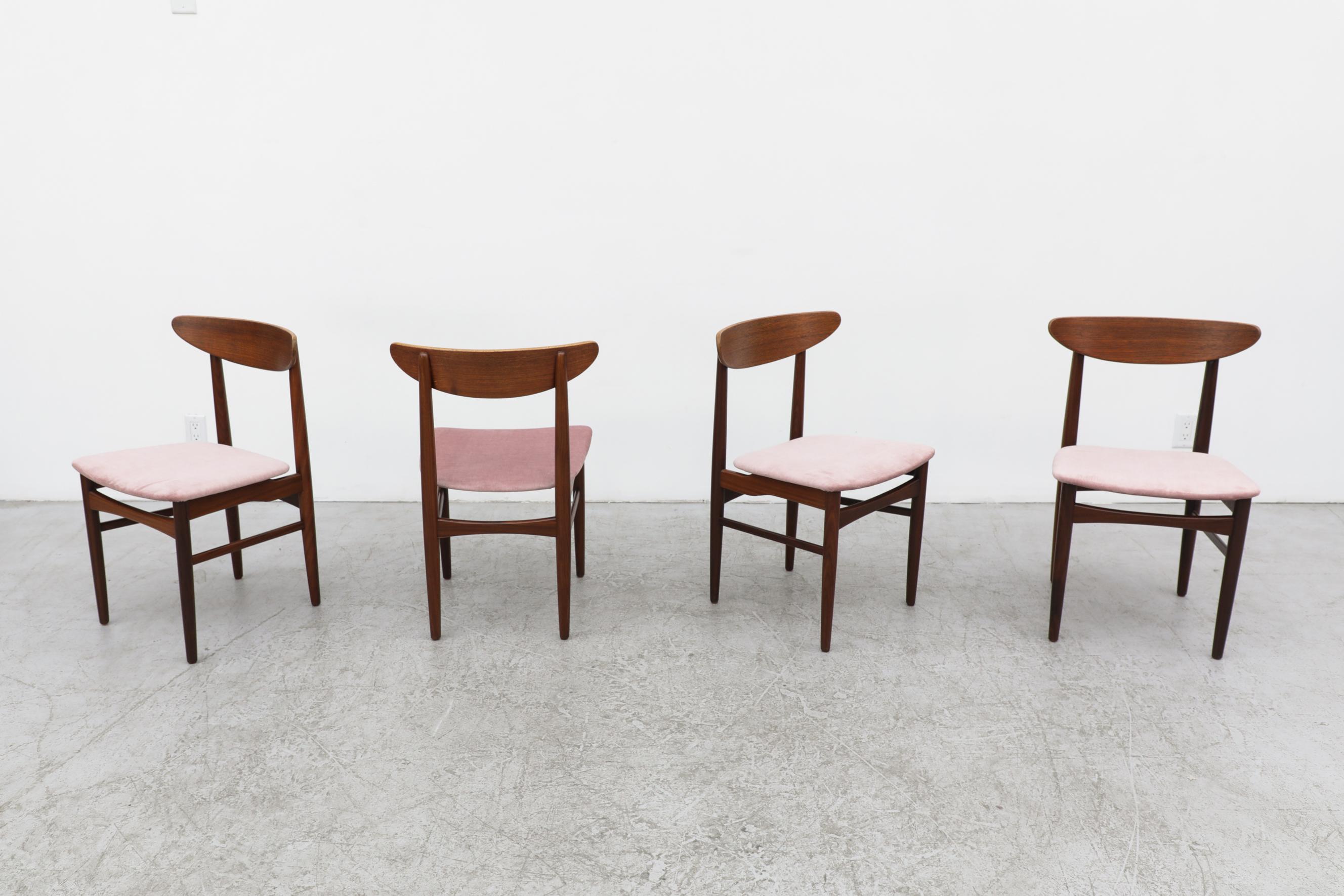 Mid-Century Modern Ensemble de 4 chaises de salle à manger en teck de style Wegner du milieu du siècle avec sièges en velours rose en vente