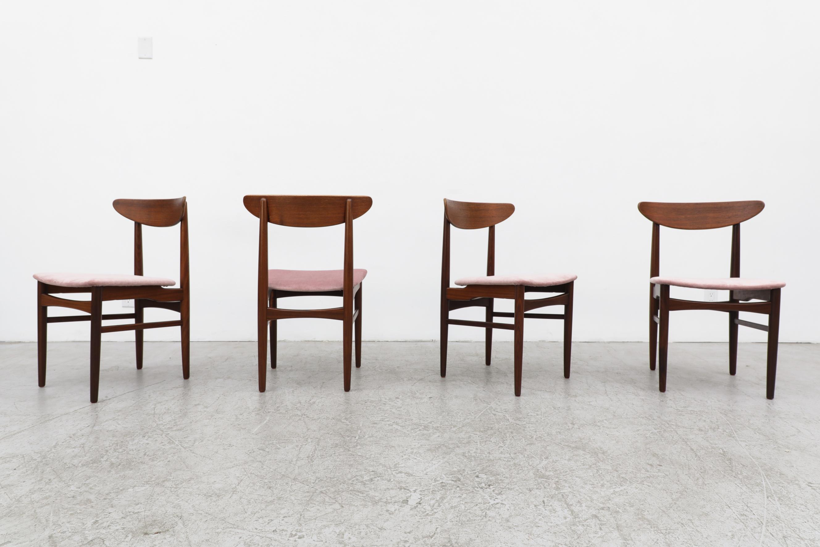 Danois Ensemble de 4 chaises de salle à manger en teck de style Wegner du milieu du siècle avec sièges en velours rose en vente