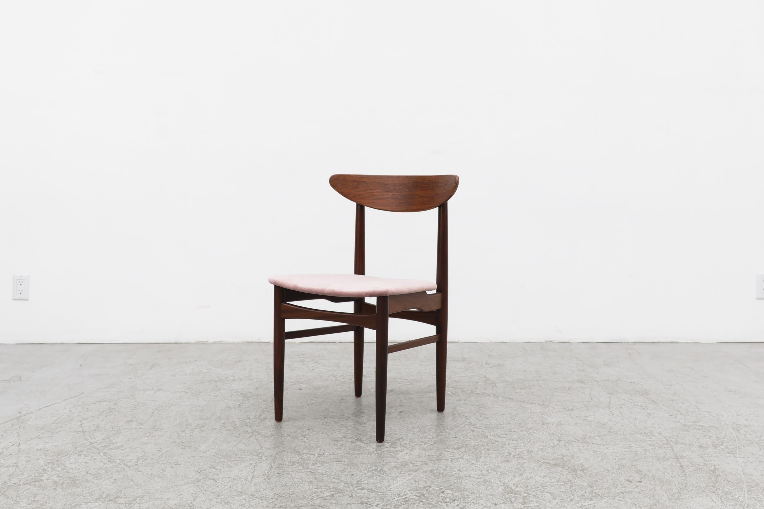 Metà XX secolo Set di quattro sedie da pranzo in teak in stile Wegner di metà secolo con sedute in velluto rosa in vendita