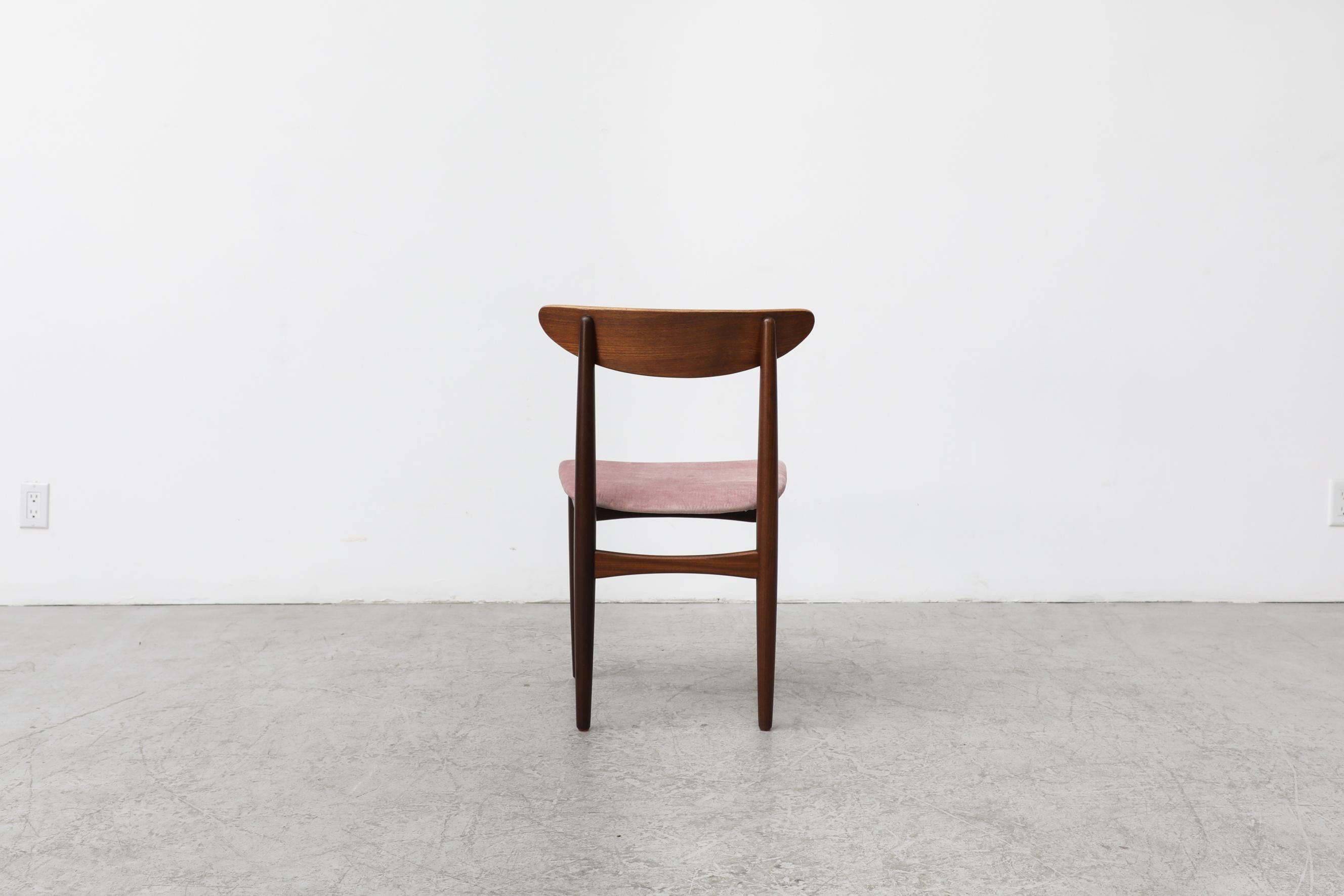 Ensemble de 4 chaises de salle à manger en teck de style Wegner du milieu du siècle avec sièges en velours rose en vente 2