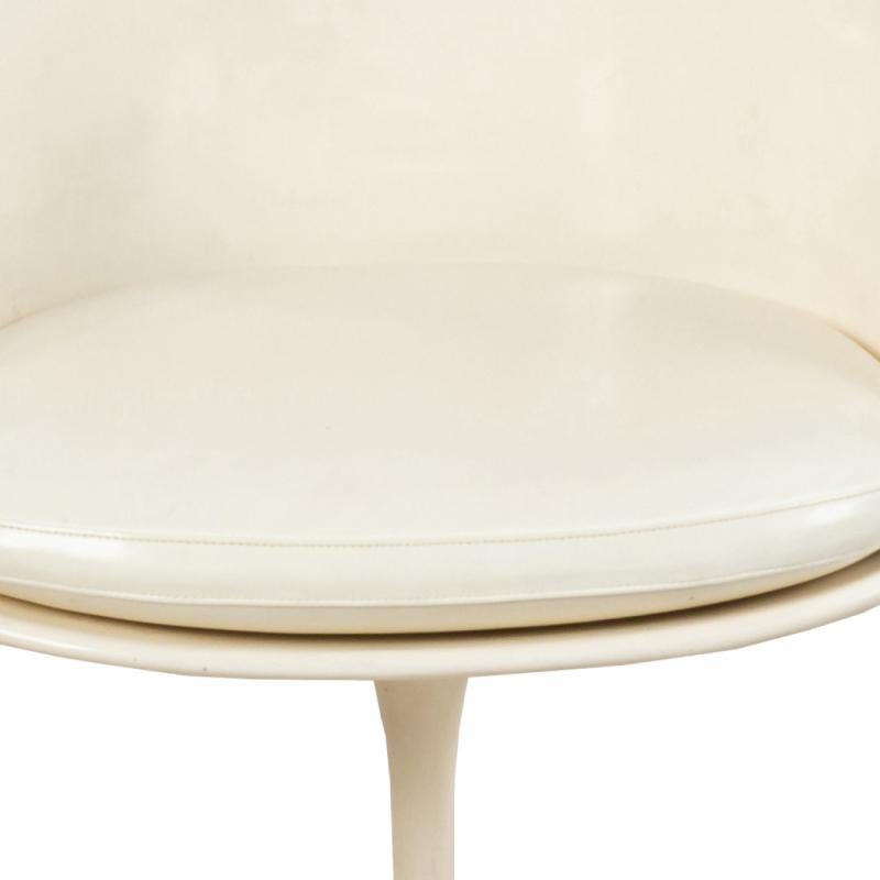 Set di 4 poltrone a tulipano in resina bianca di metà secolo con cuscini di seduta in vinile e basi in metallo verniciato (Eero Saarinen FOR KNOLL)

Graffi nella finitura delle sedie e delle basi e usura sui cuscini delle sedute