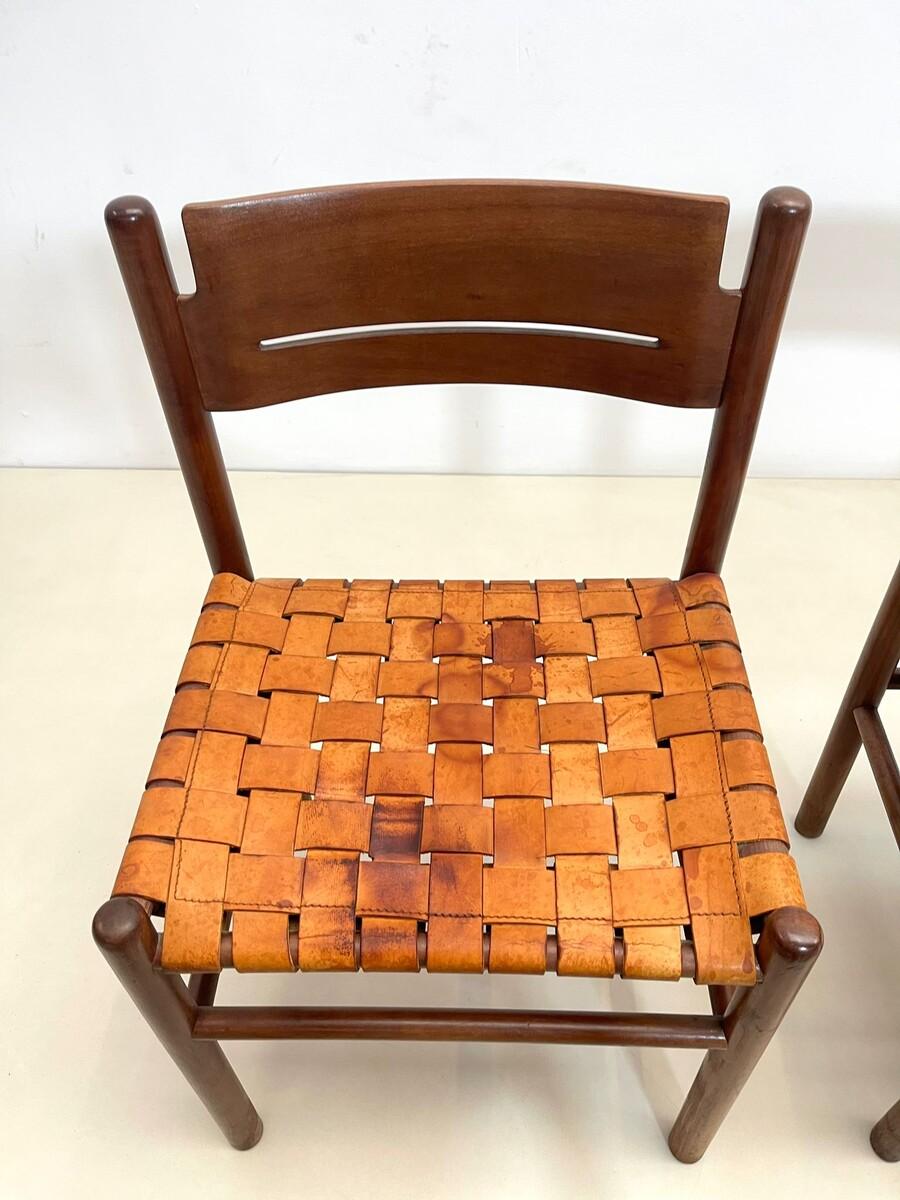 Set di 4 sedie da pranzo di metà secolo in legno e pelle, Italia, anni '60 in vendita 3