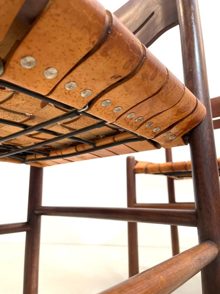 Pelle Set di 4 sedie da pranzo di metà secolo in legno e pelle, Italia, anni '60 in vendita