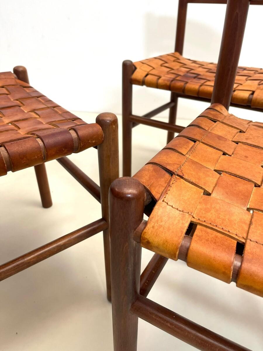 Set di 4 sedie da pranzo di metà secolo in legno e pelle, Italia, anni '60 in vendita 2