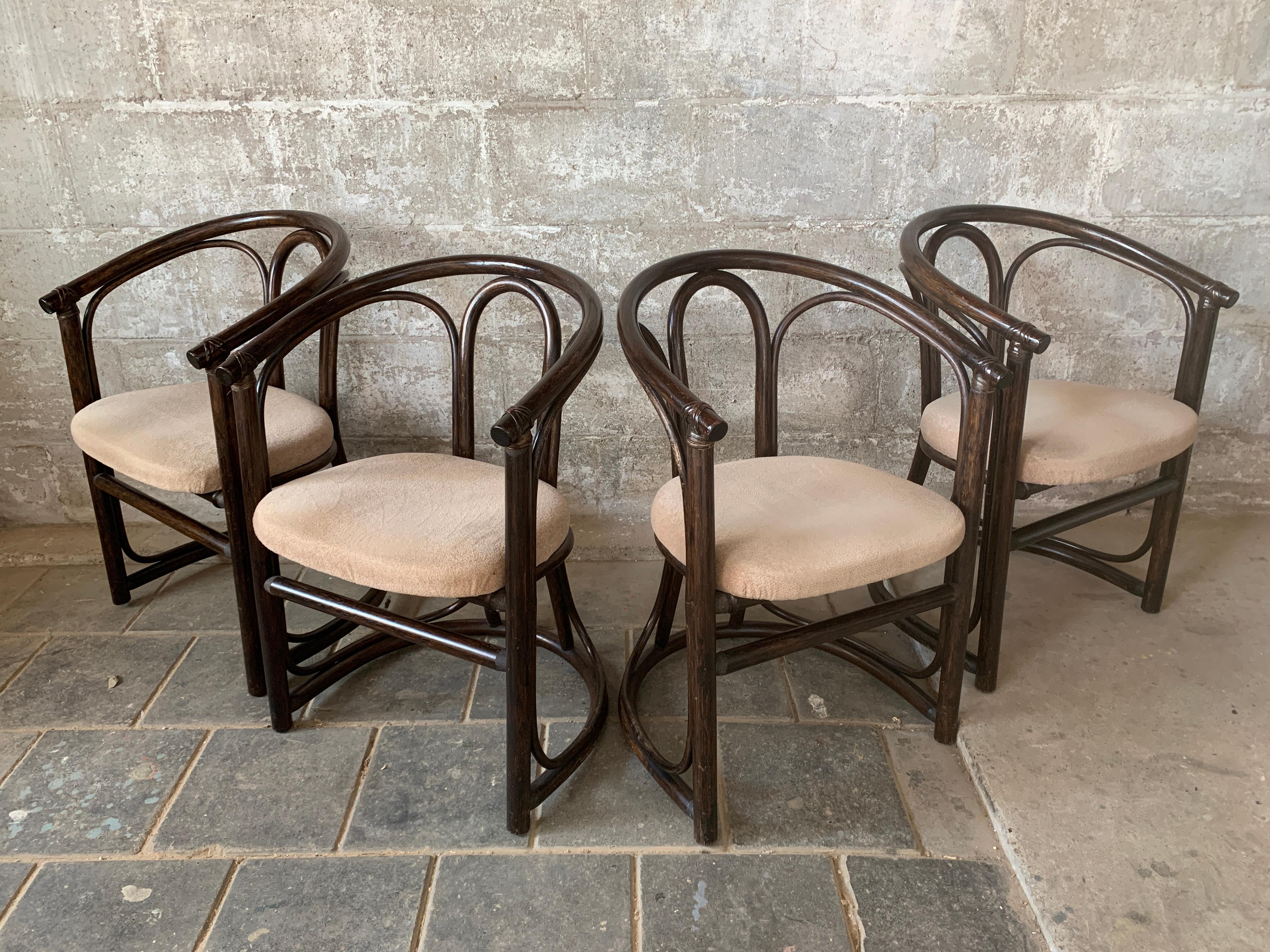 Lovely set of 4 bentwood manou dining chairs attributed to Rohe Noordwolde, Netherlands 1970s. This set is in great vintage condition with no real flaws or missing pieces and just some lovely wear on some of the armrests as can be seen in the pics.