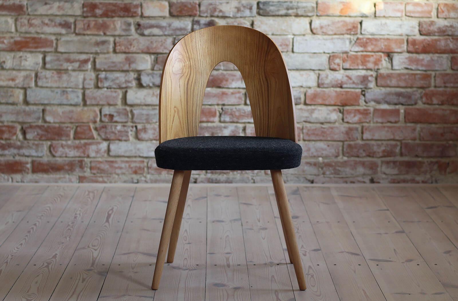 Set of 4 Midcentury Dining Chairs by A. Šuman in Melange-Black Wool by Kvadrat In Good Condition In Wrocław, Poland
