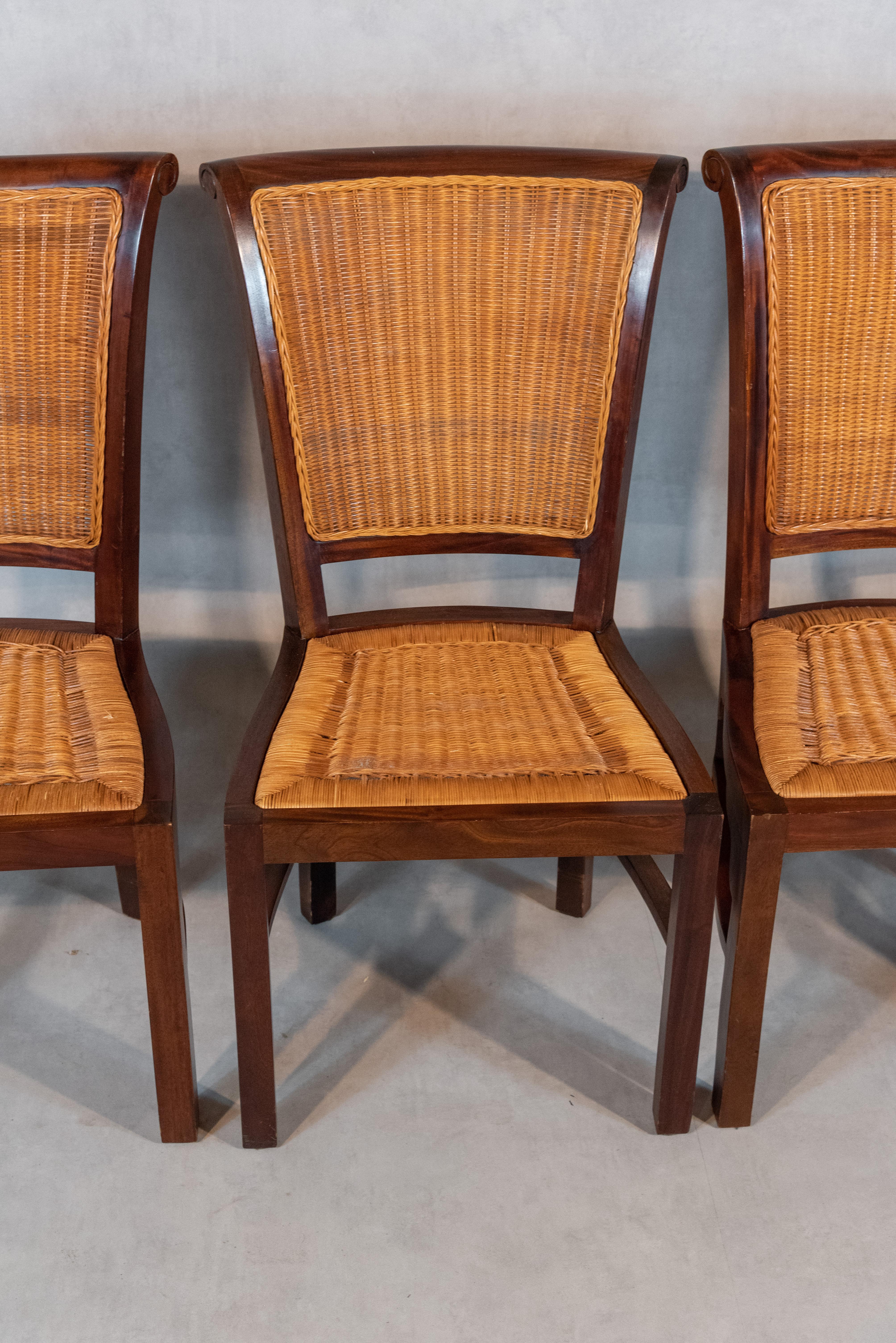 Vannerie Ensemble de 4 chaises en rotin de style français du milieu du siècle en vente