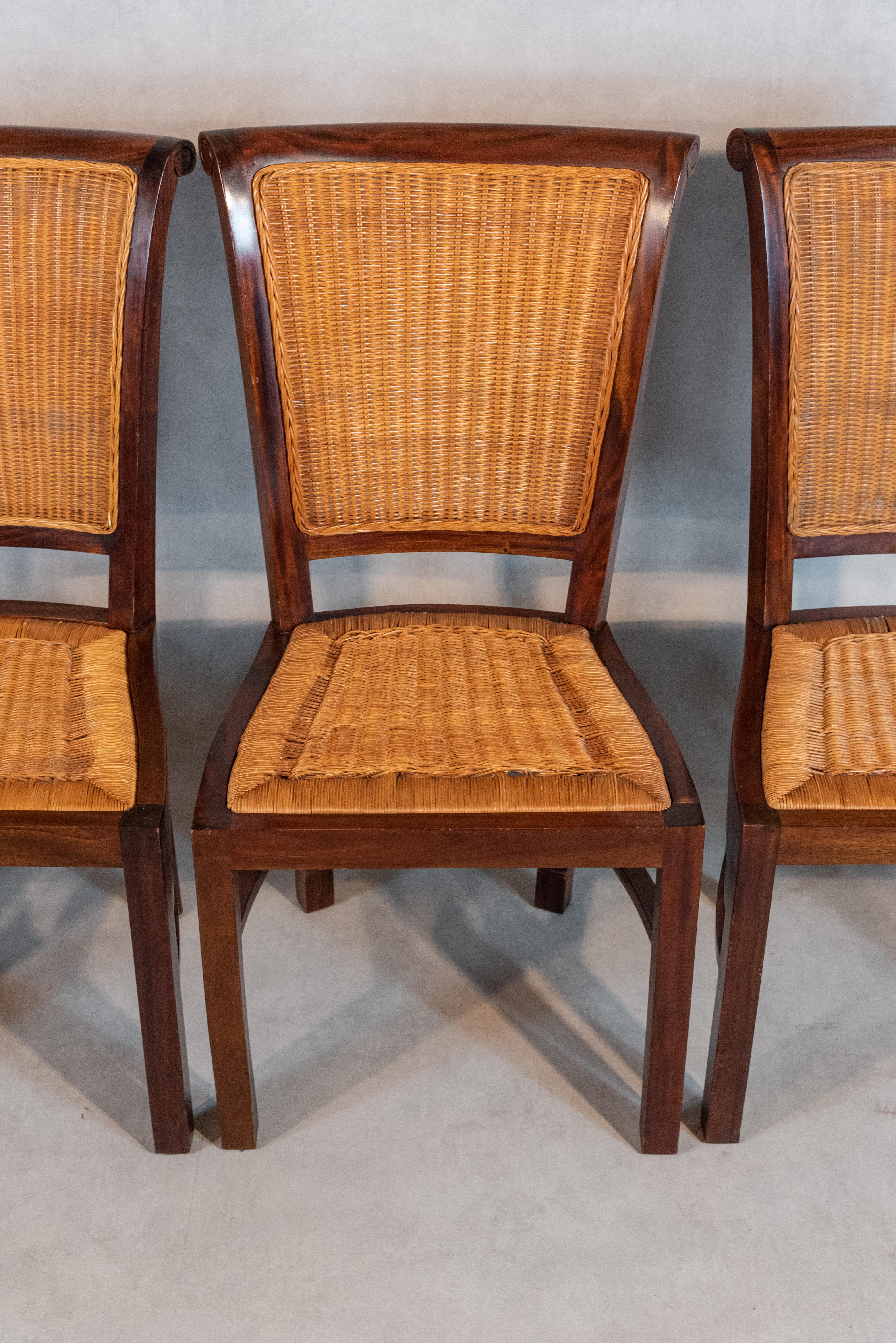 Ensemble de 4 chaises en rotin de style français du milieu du siècle Bon état - En vente à Austin, TX