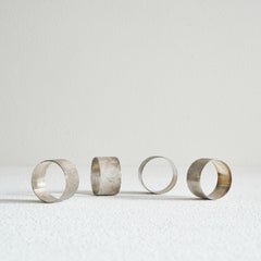 Satz von 4 Serviettenringen aus der Mitte des Jahrhunderts aus patiniertem Silber