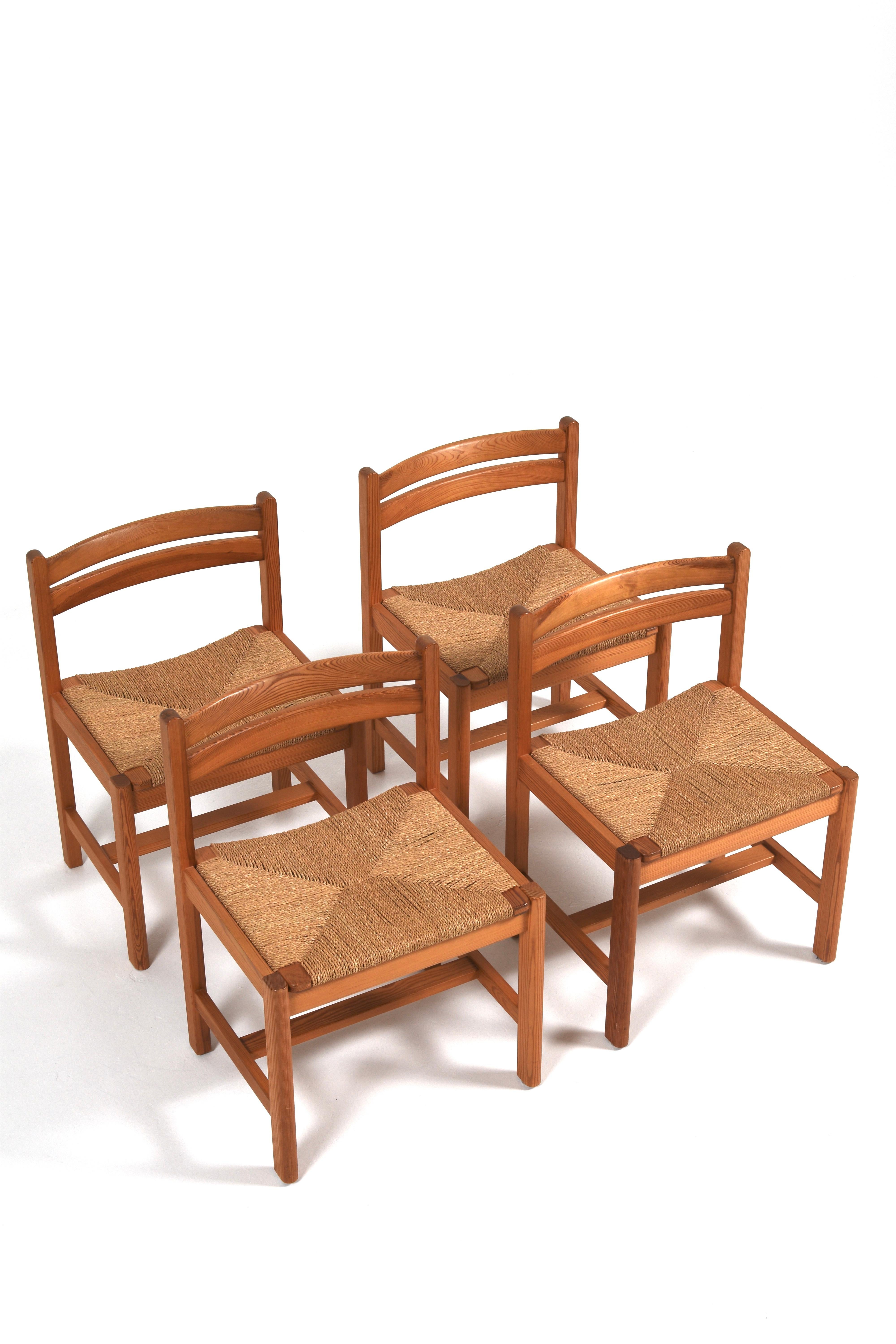 Un ensemble de quatre chaises de salle à manger 
