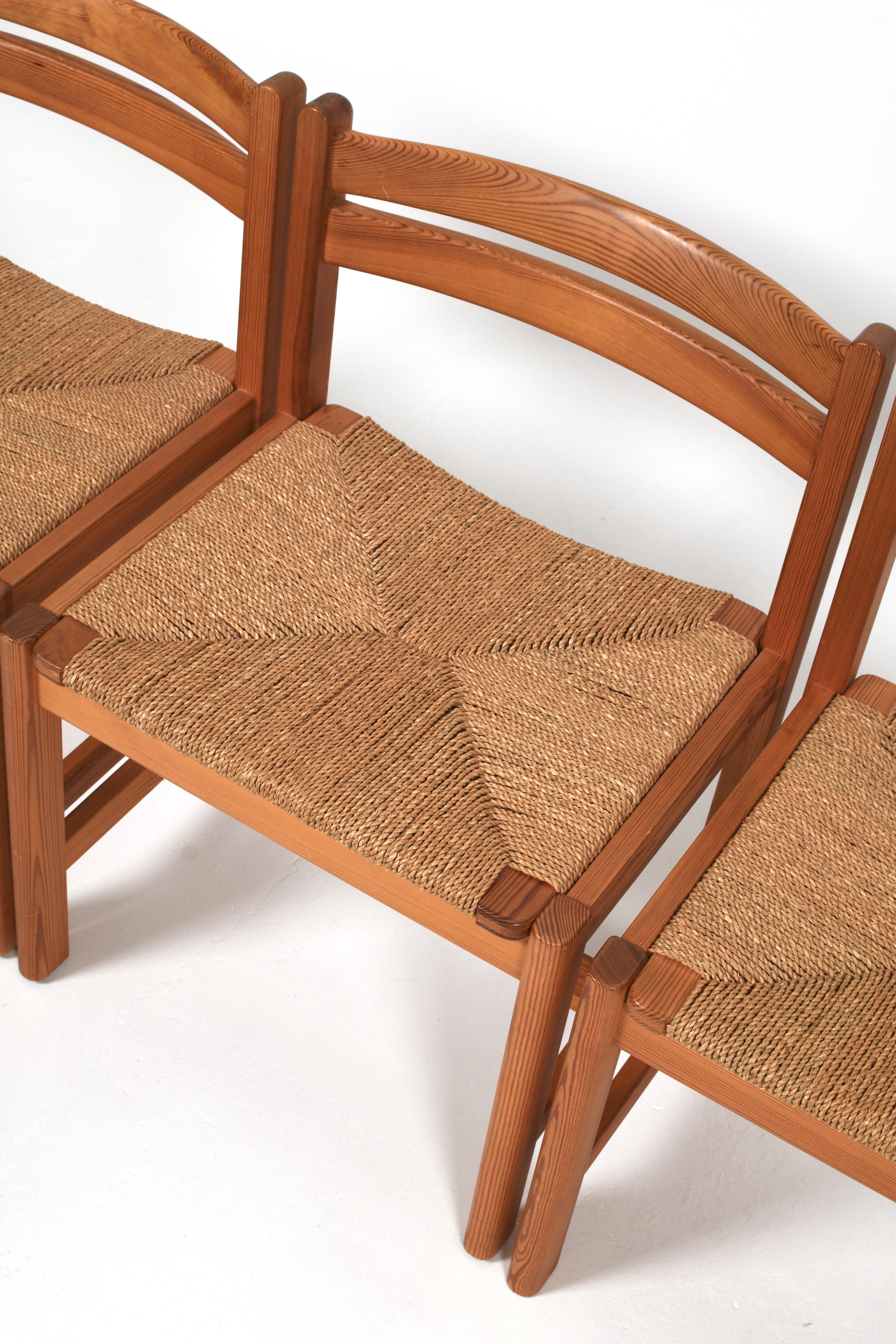 Mid-Century Modern Ensemble de 4 chaises de salle à manger en pin du milieu du siècle 