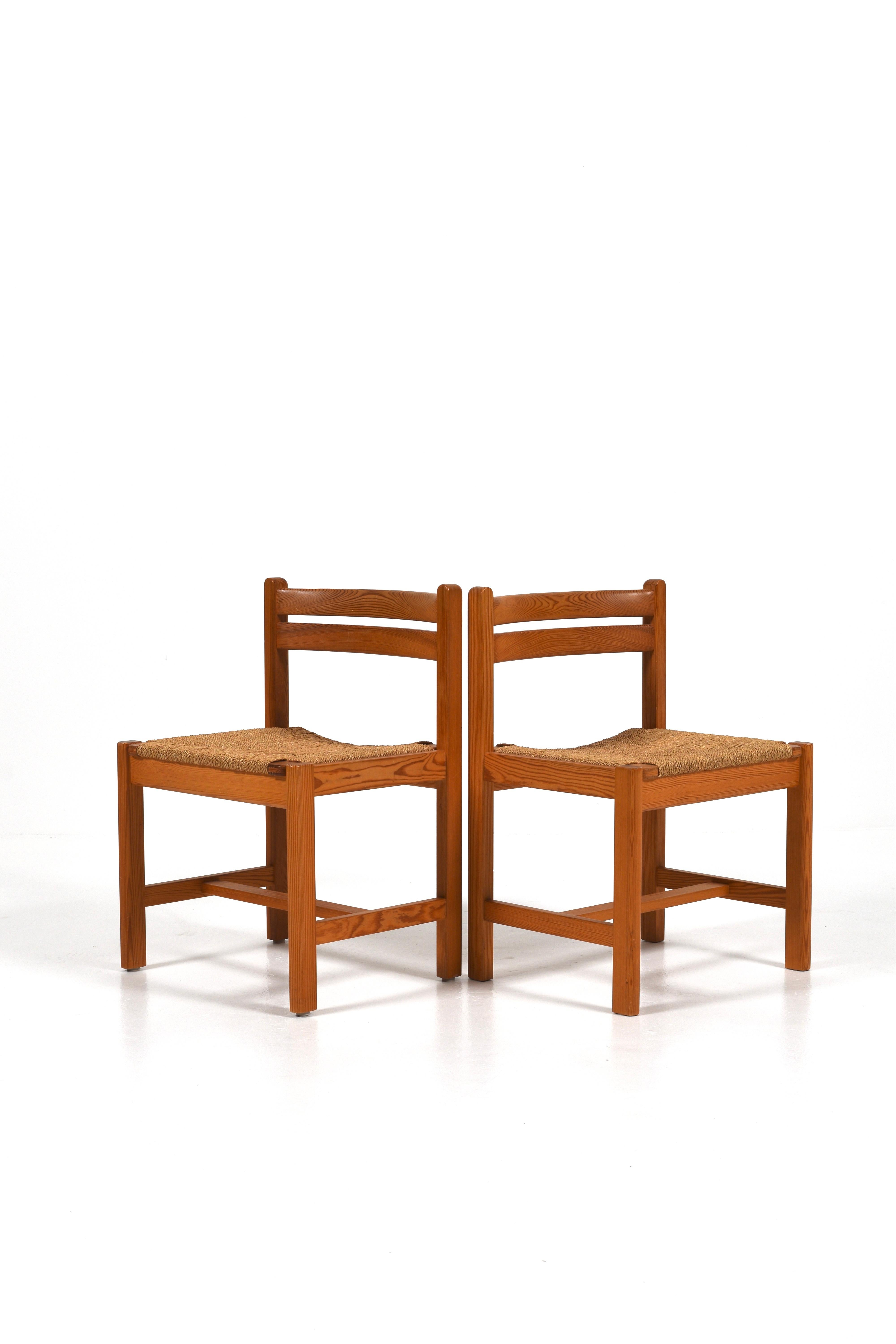 Suédois Ensemble de 4 chaises de salle à manger en pin du milieu du siècle 