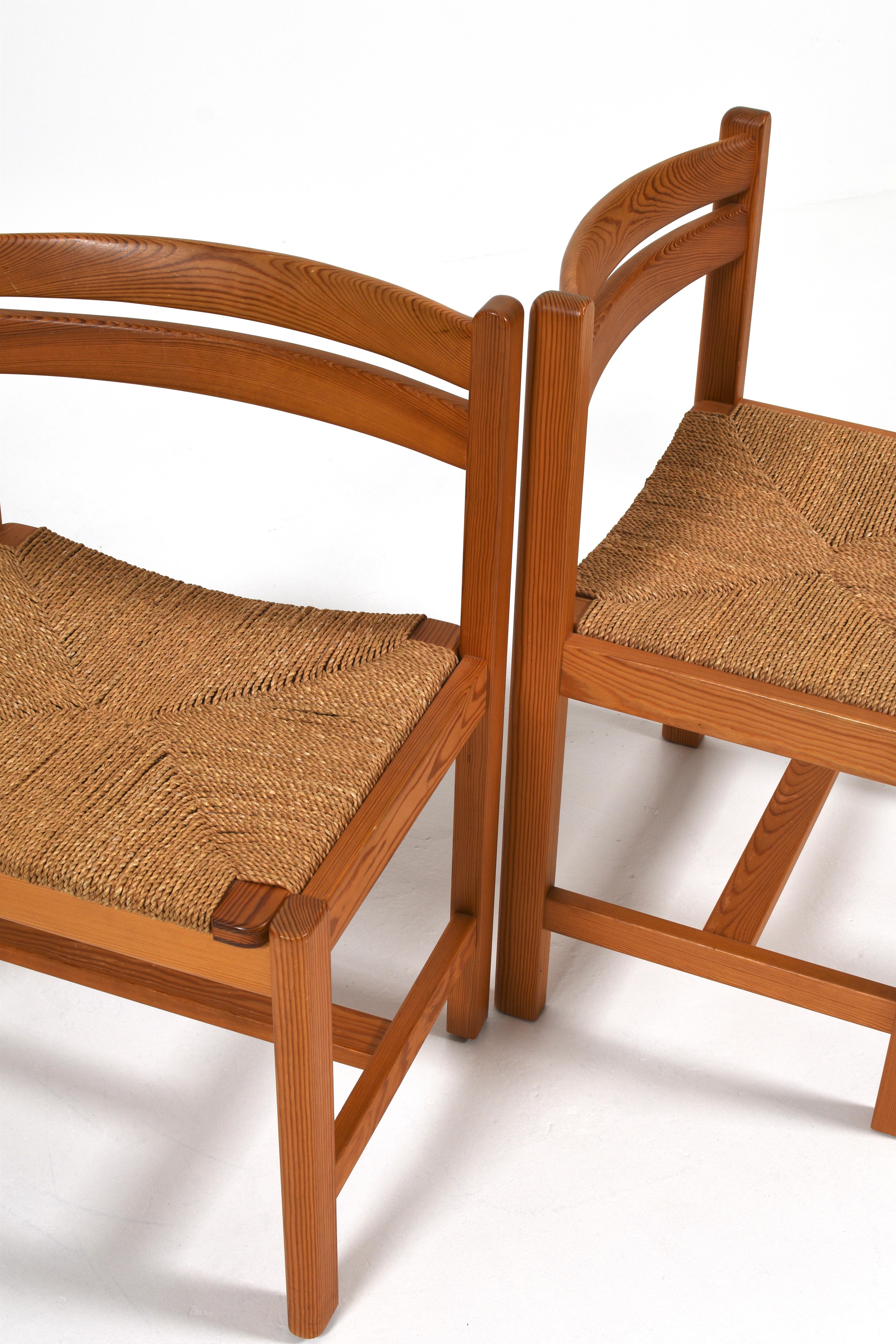 Ensemble de 4 chaises de salle à manger en pin du milieu du siècle 