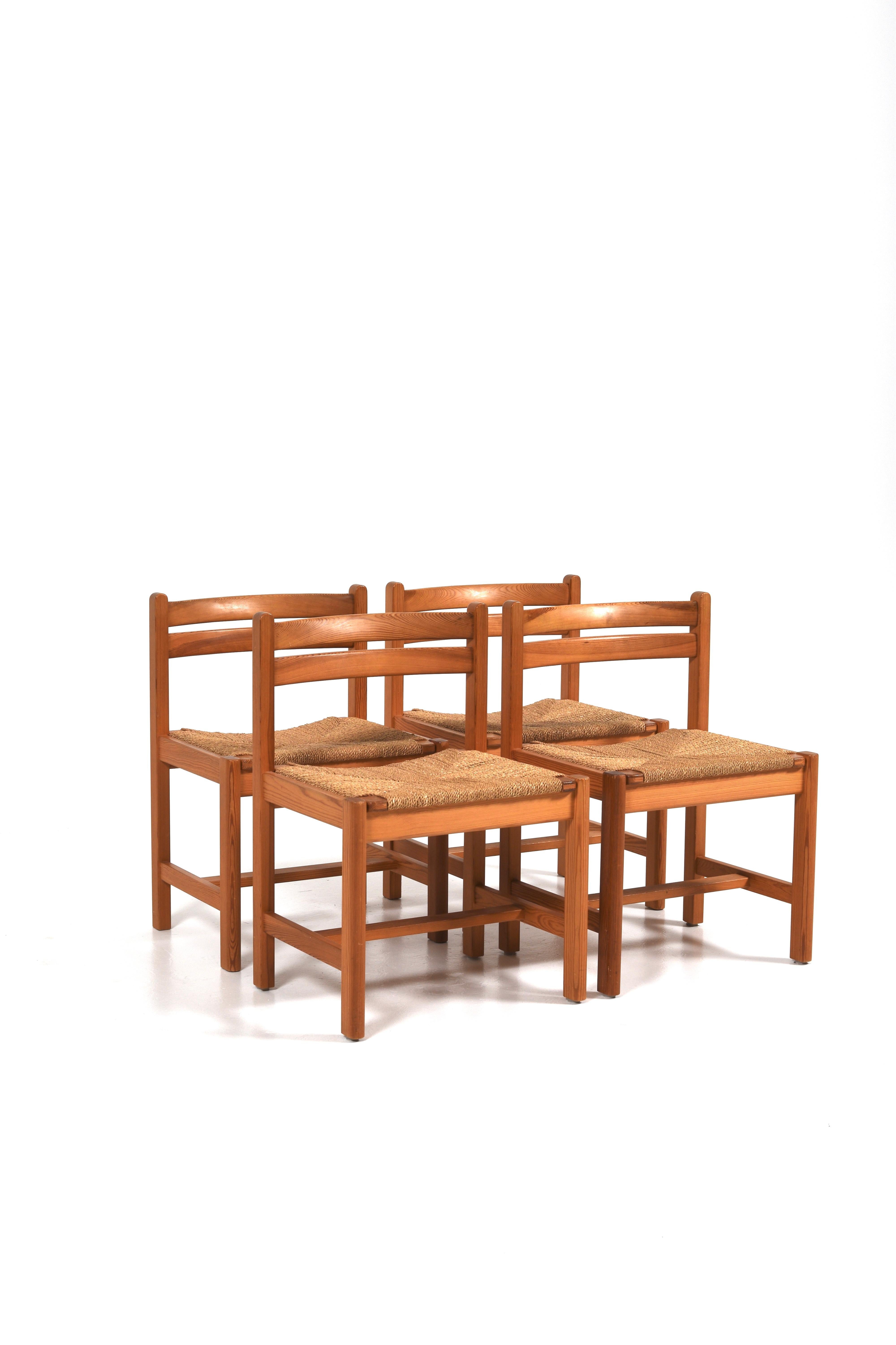 Pin Ensemble de 4 chaises de salle à manger en pin du milieu du siècle 